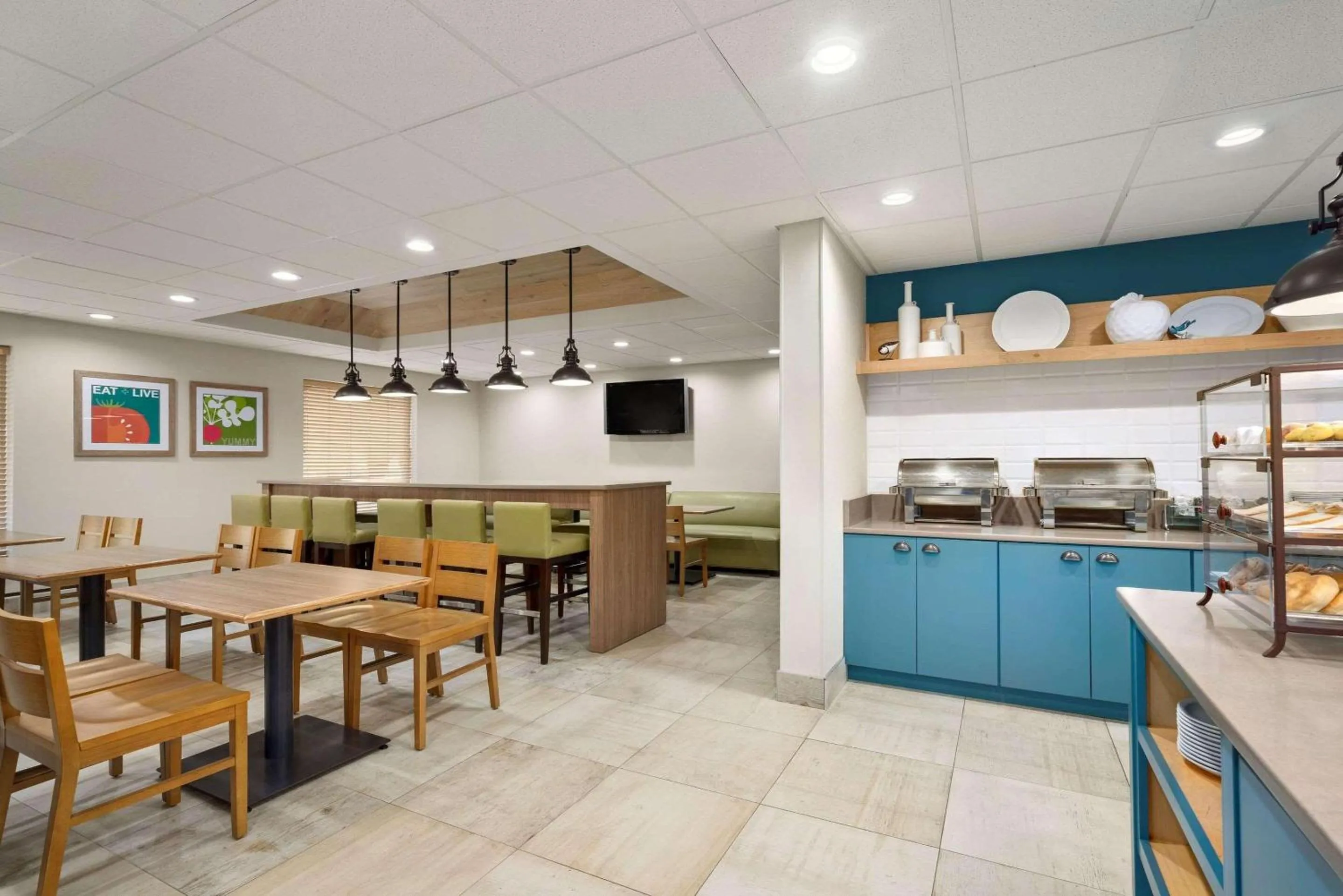 Breakfast in Country Inn & Suites by Radisson, Williamsburg Historic Area, VA