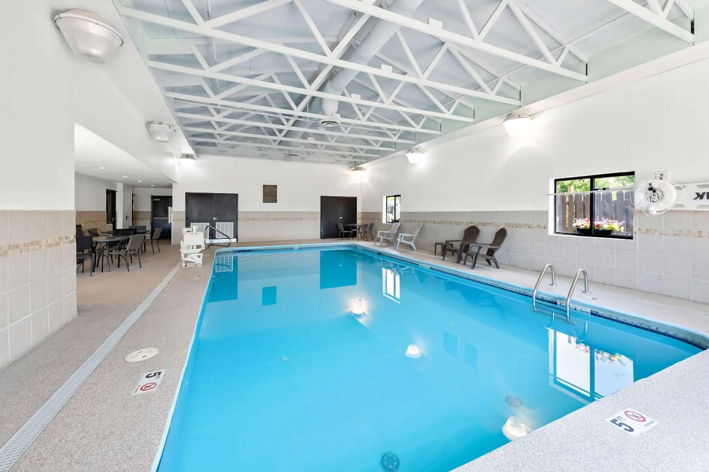 Swimming pool in Comfort Suites Columbus