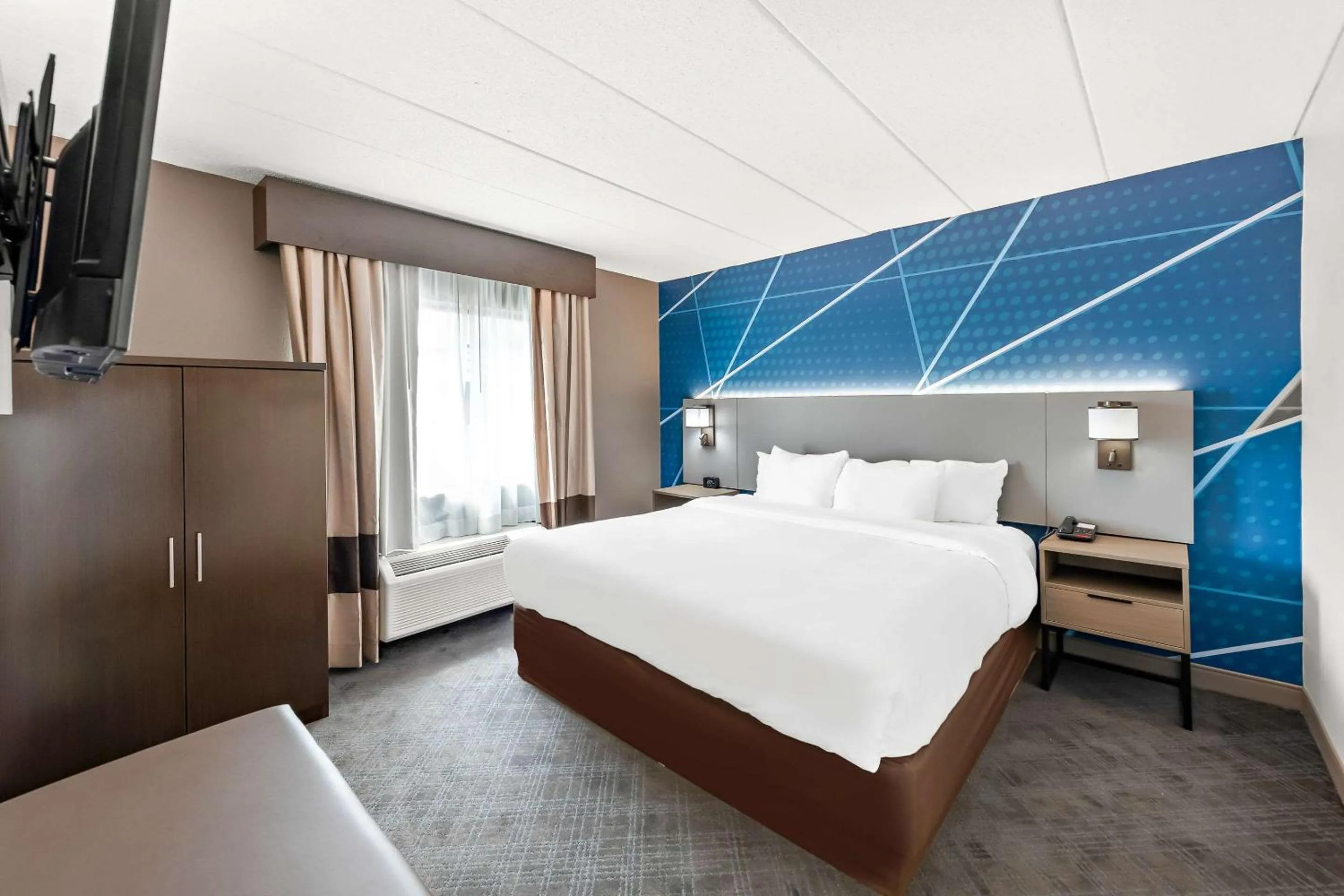 Bedroom, Bed in Comfort Suites Columbus