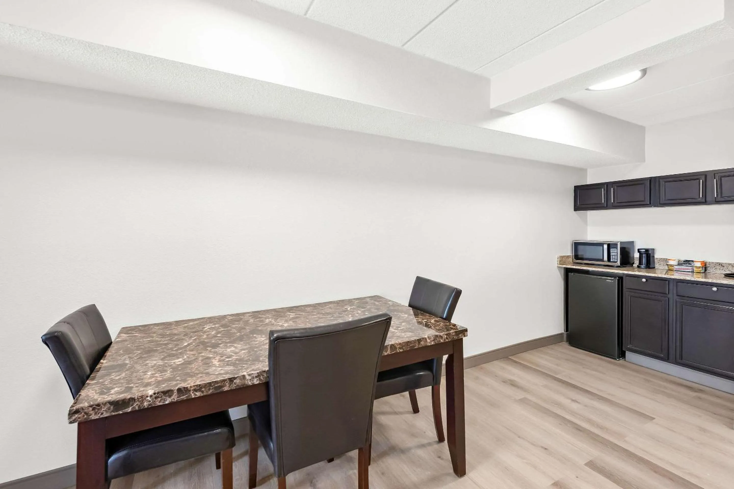 Bedroom in Comfort Suites Columbus