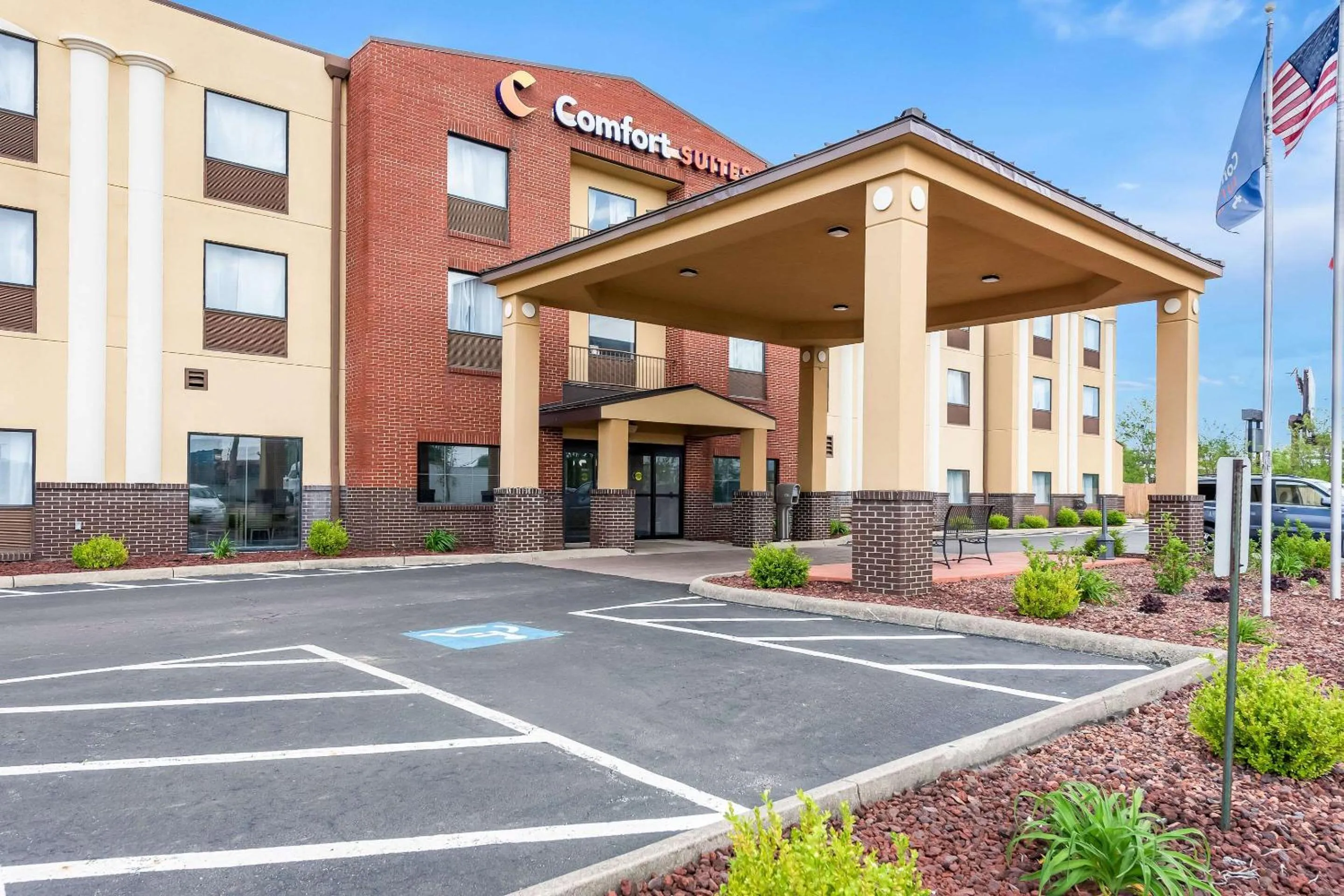 Property building in Comfort Suites Columbus