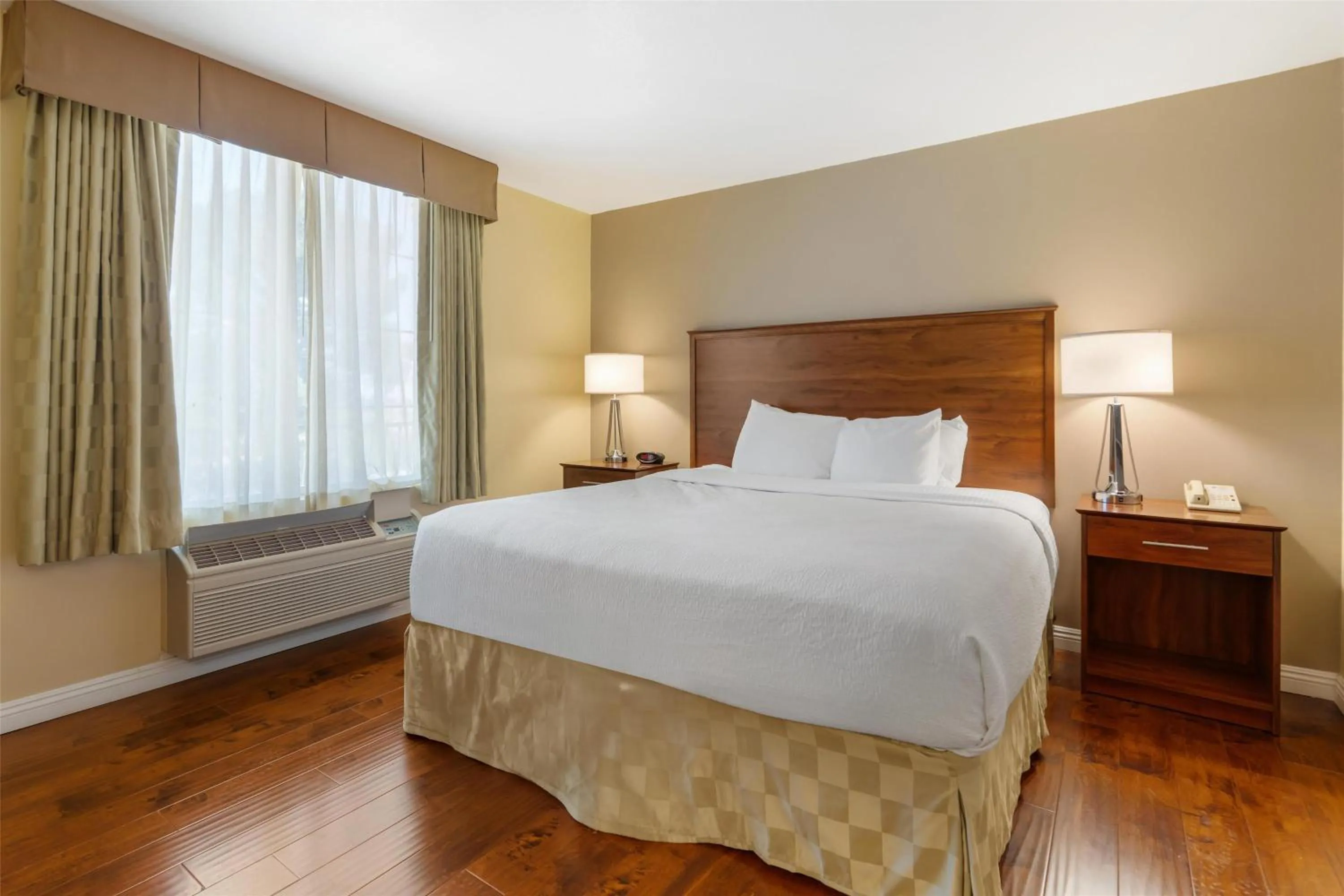 Bedroom, Bed in Best Western Plus John Jay Inn & Suites