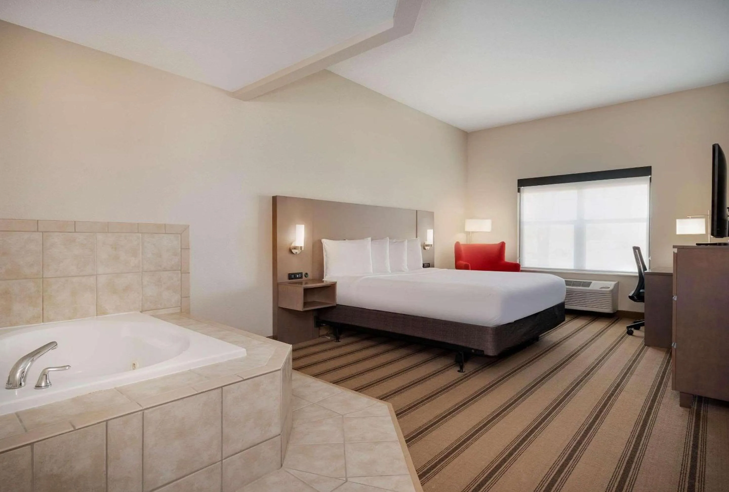 Bedroom, Bed in Country Inn & Suites by Radisson Albertville near Outlet Mall