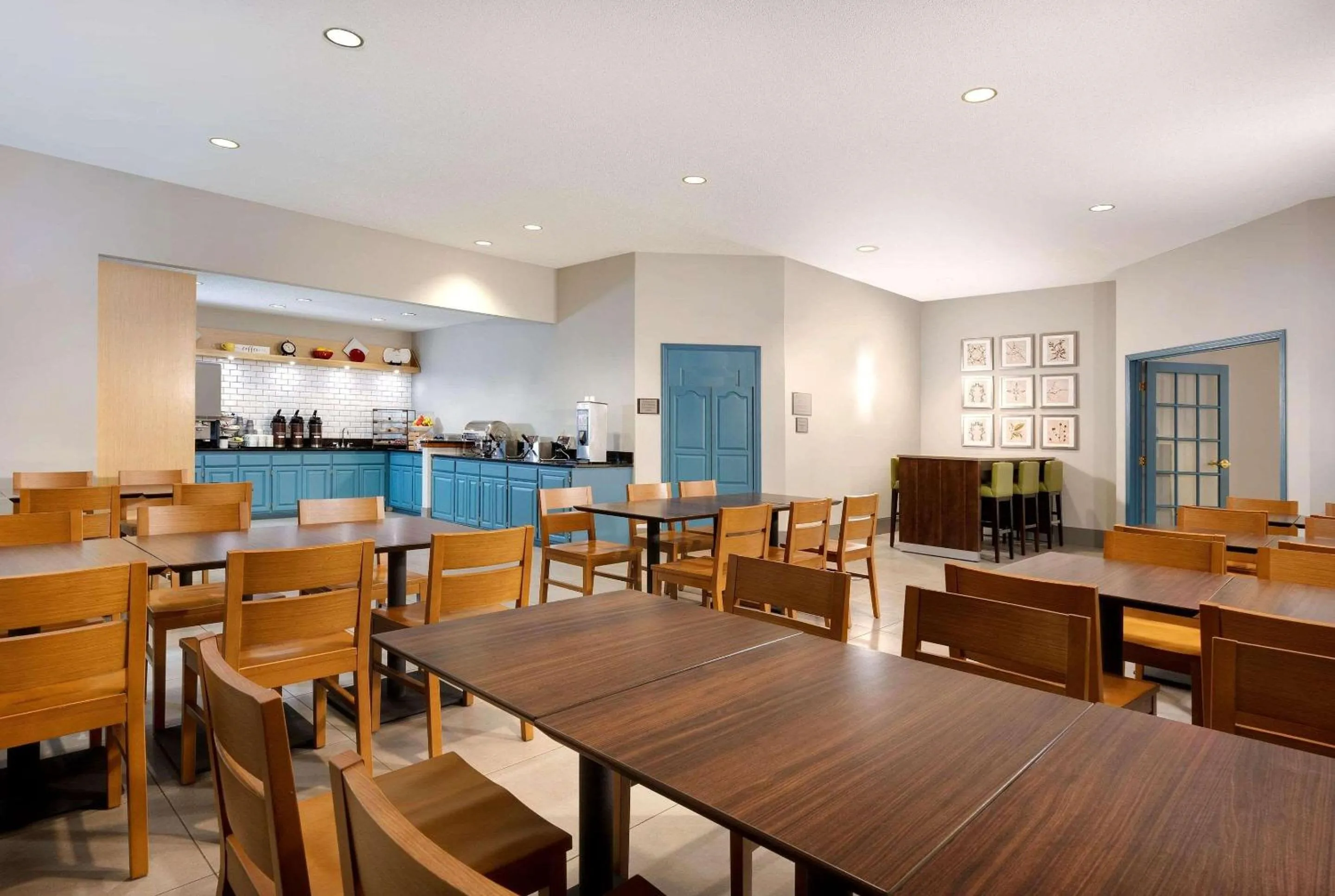 Breakfast in Country Inn & Suites by Radisson Albertville near Outlet Mall