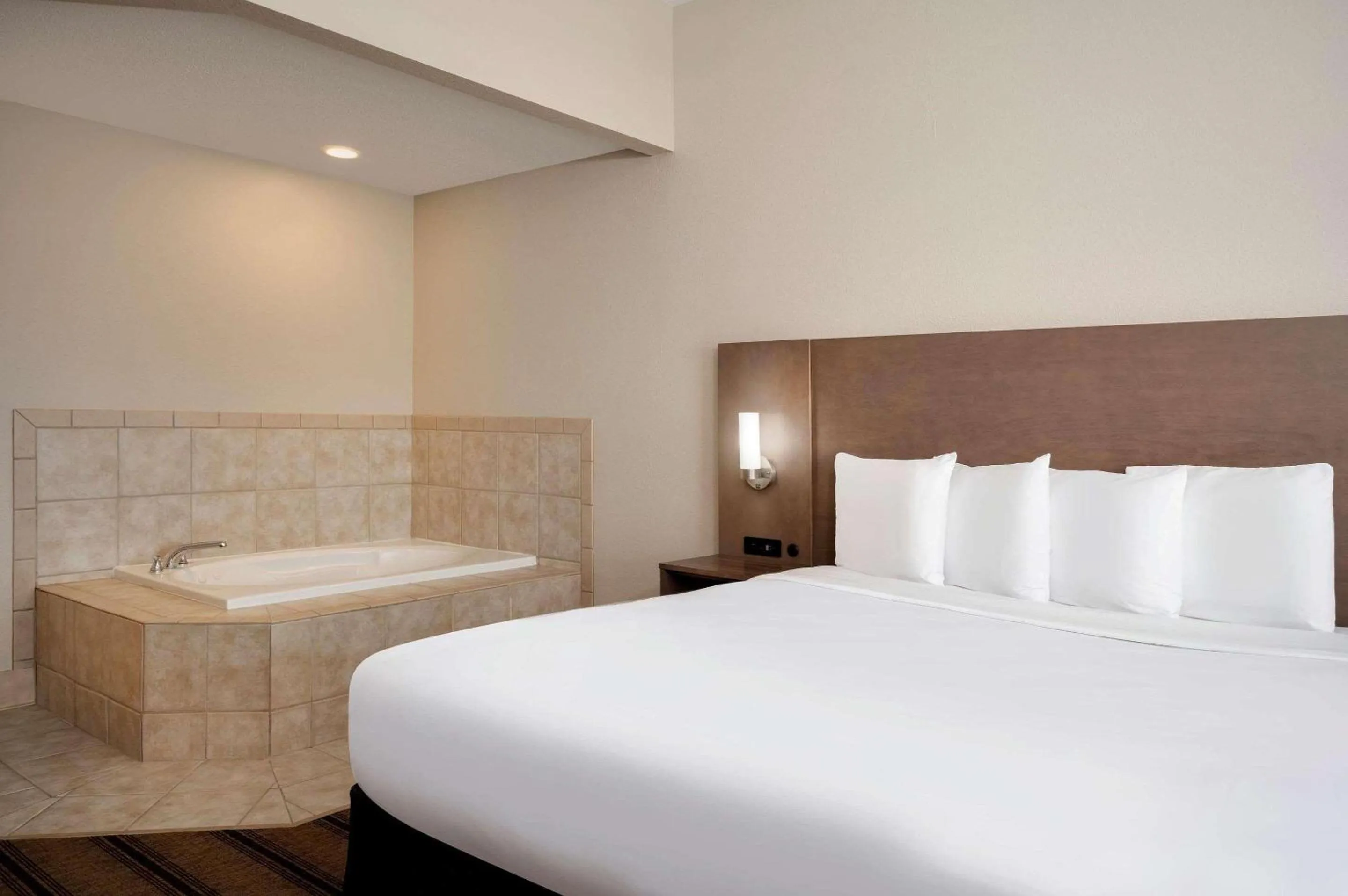 Bedroom, Bed in Country Inn & Suites by Radisson Albertville near Outlet Mall