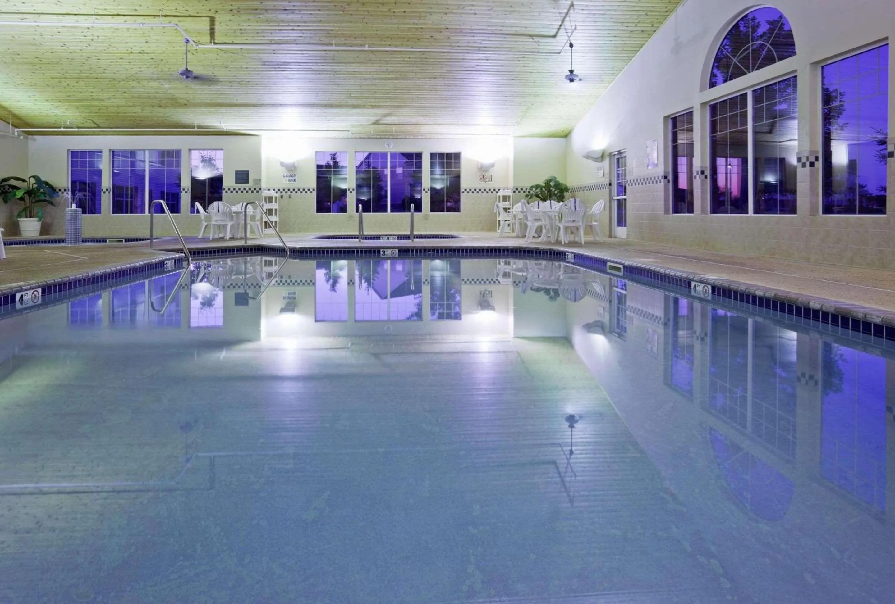 Swimming pool in Country Inn & Suites by Radisson Albertville near Outlet Mall