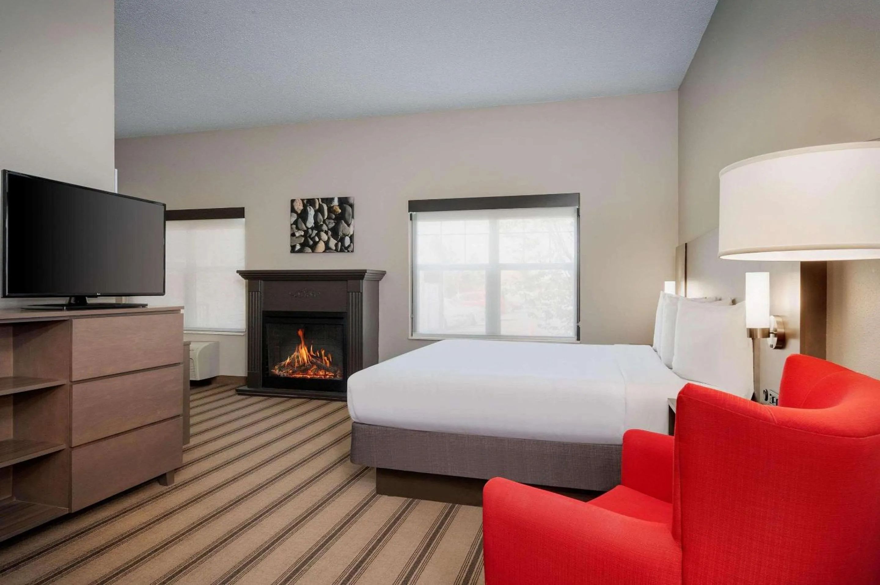 Bedroom, Bed in Country Inn & Suites by Radisson Albertville near Outlet Mall