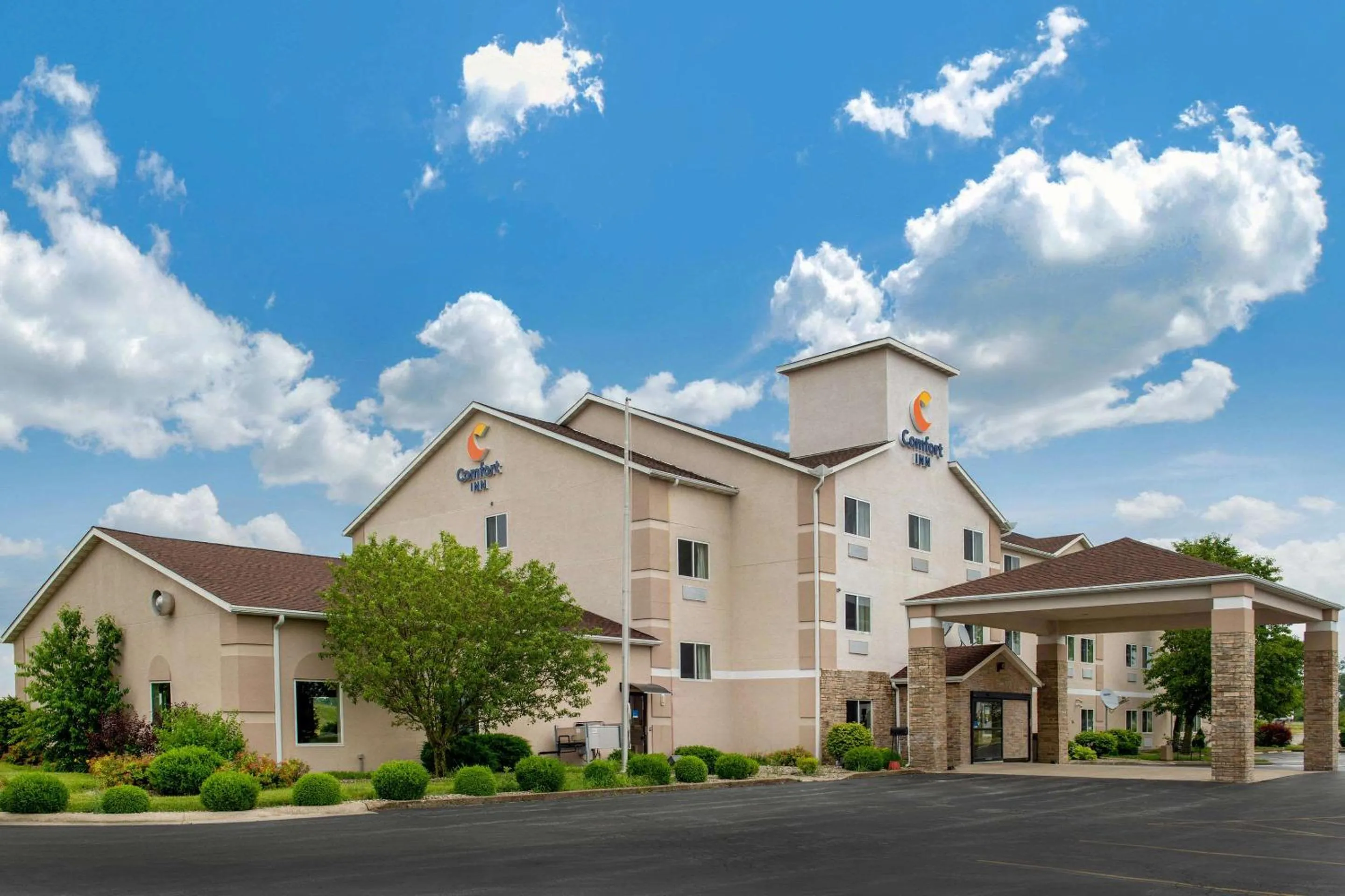 Property building in Comfort Inn Warren I-69