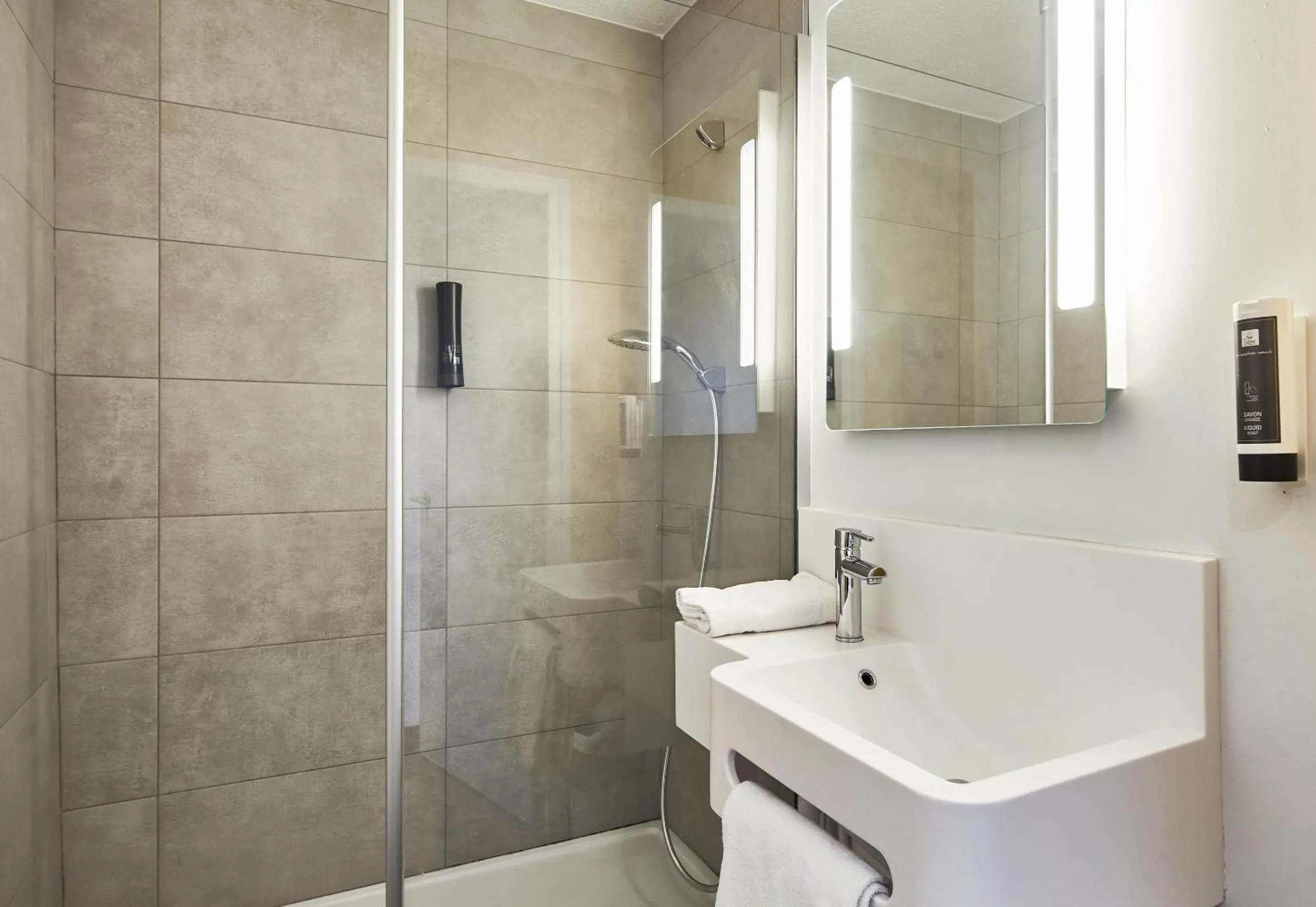 Bathroom in B&B HOTEL Paris Rosny-sous-Bois