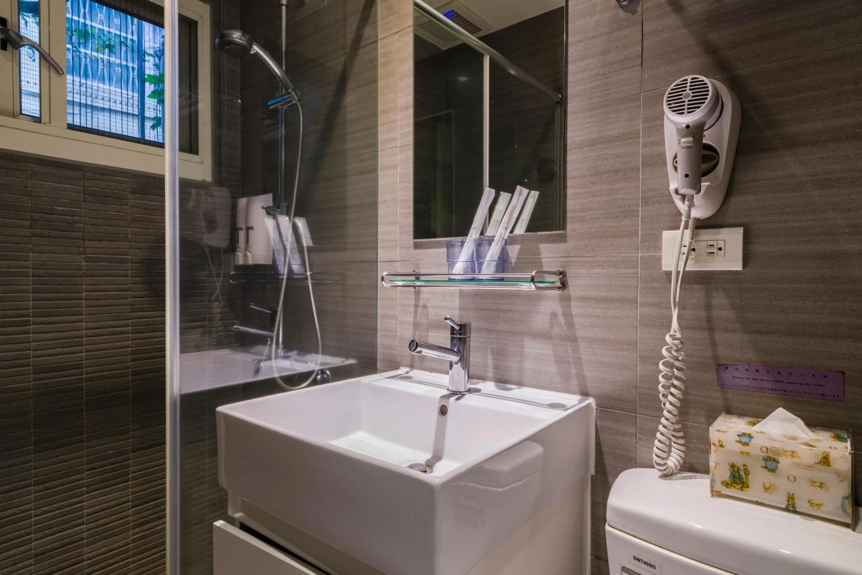 Shower in Shihlin 13House