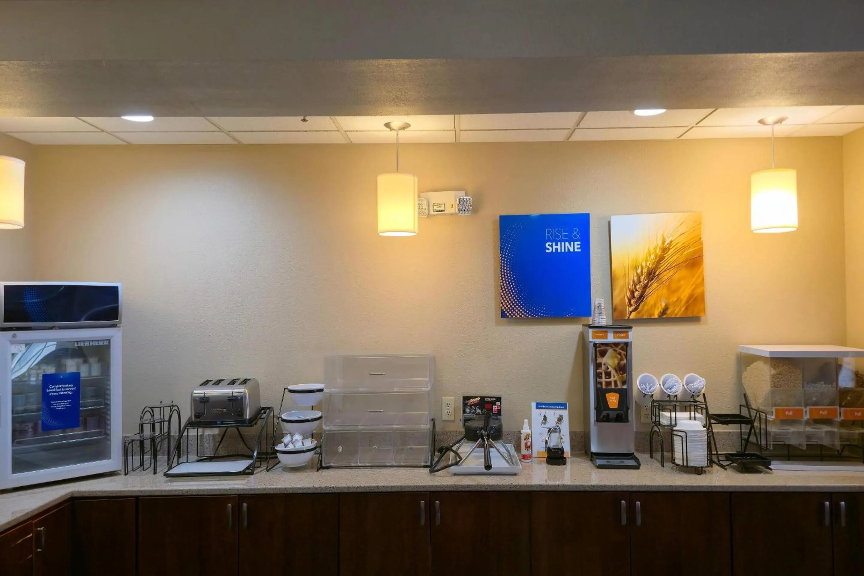 Breakfast in Comfort Inn & Suites Grafton-Cedarburg