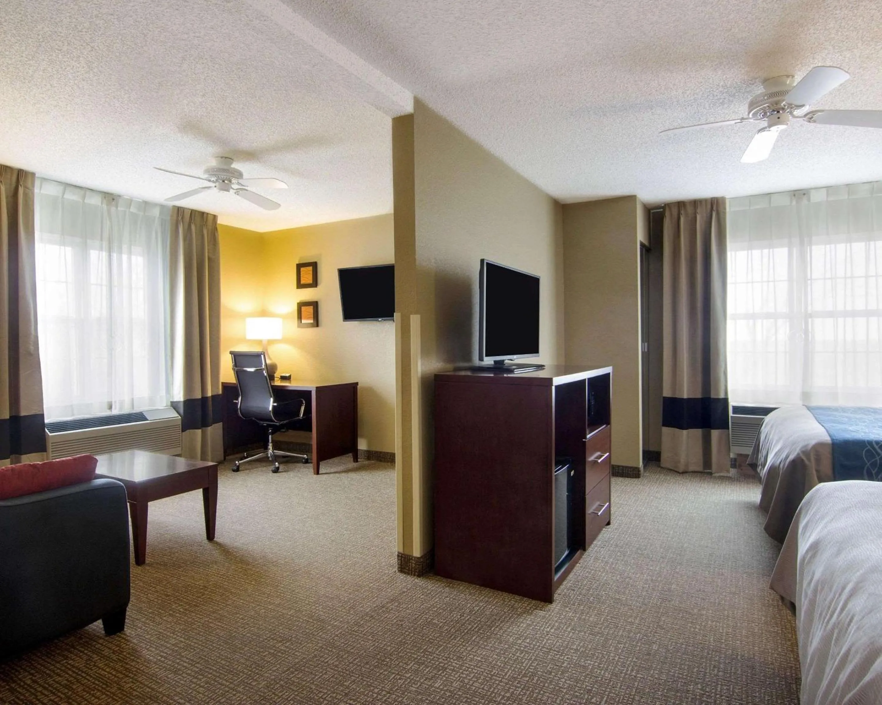 Photo of the whole room, Bed in Comfort Inn & Suites Grafton-Cedarburg