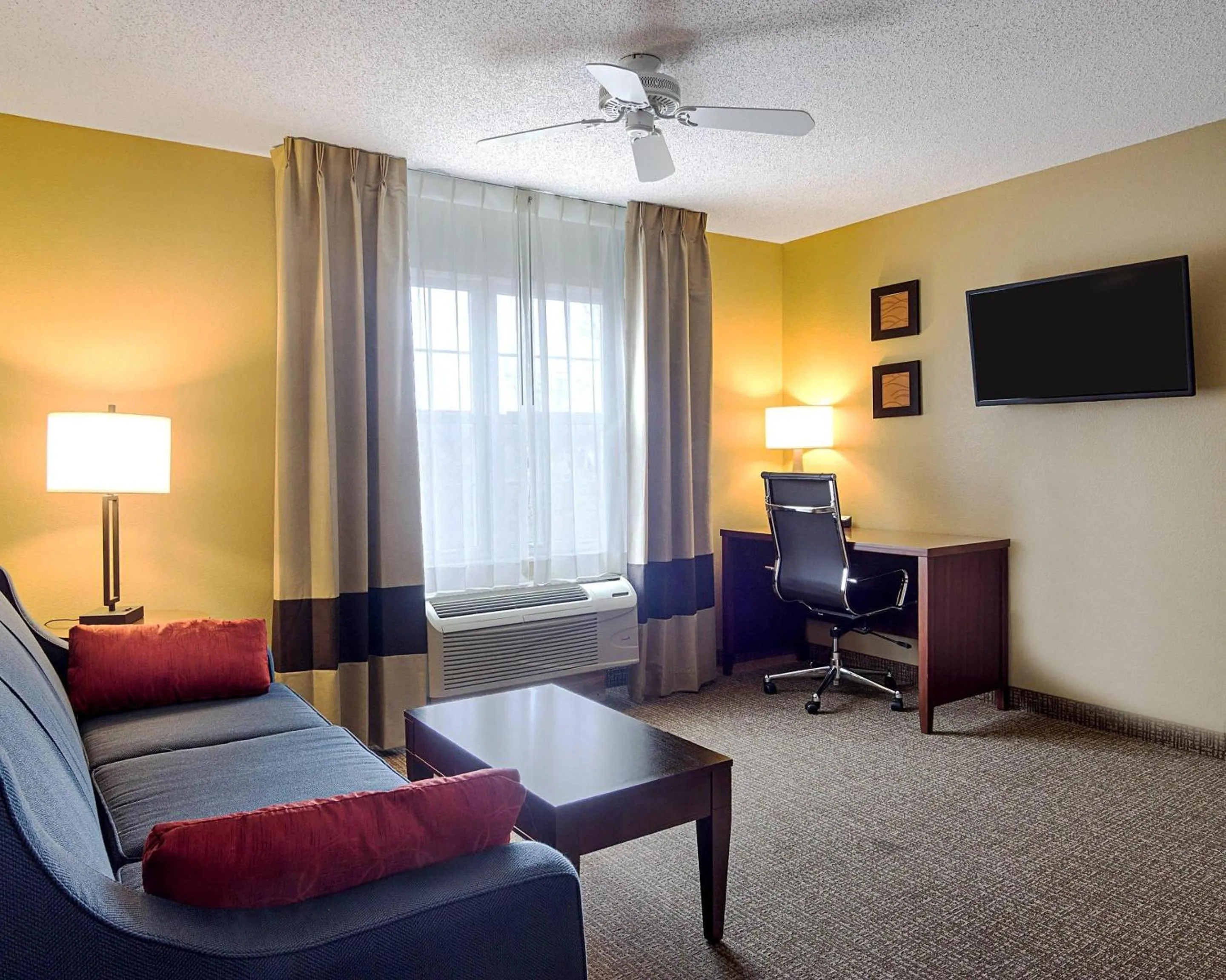 Bedroom in Comfort Inn & Suites Grafton-Cedarburg