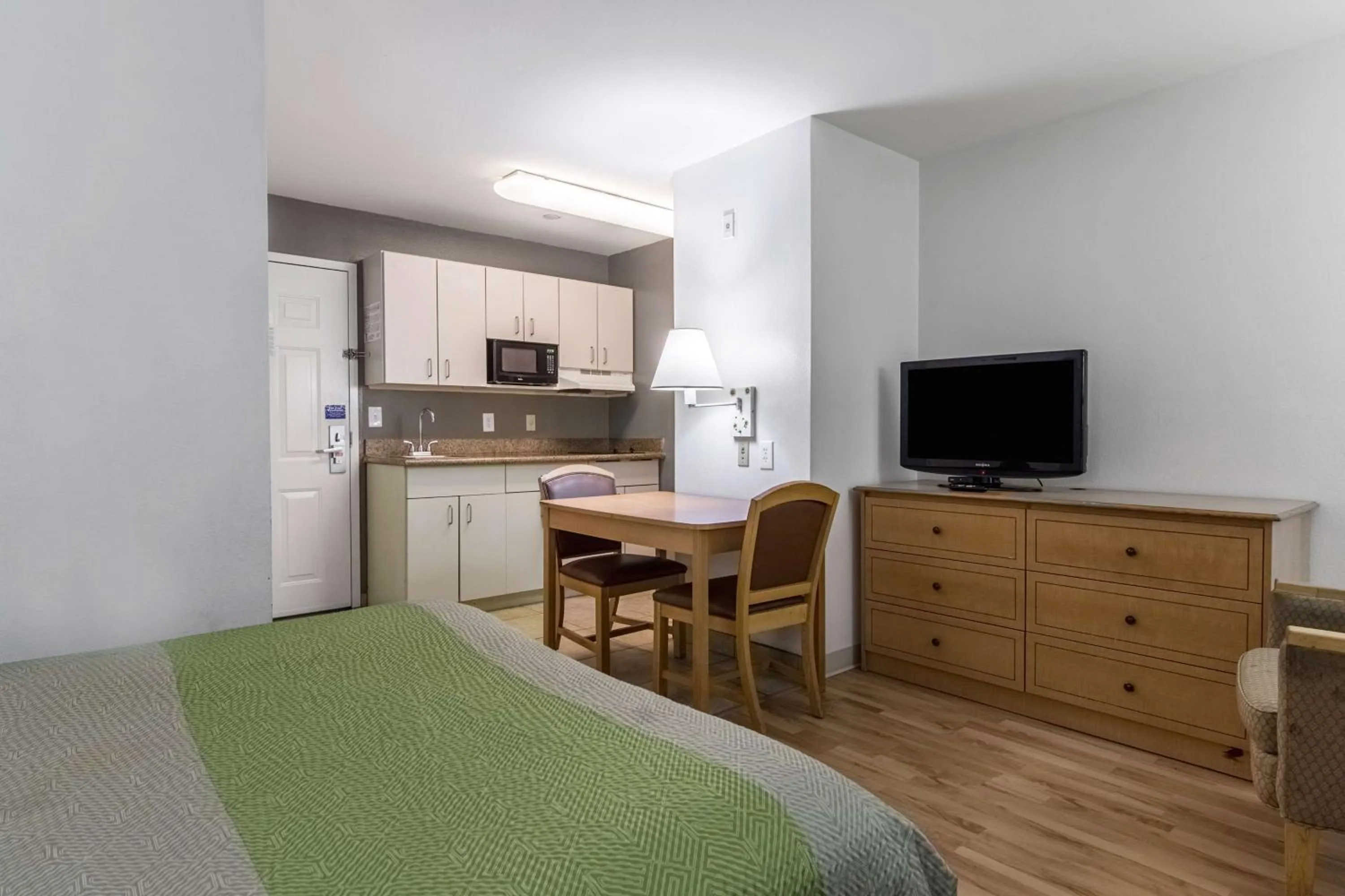 TV and multimedia, Bed in Studio 6-Lafayette, LA - Broussard