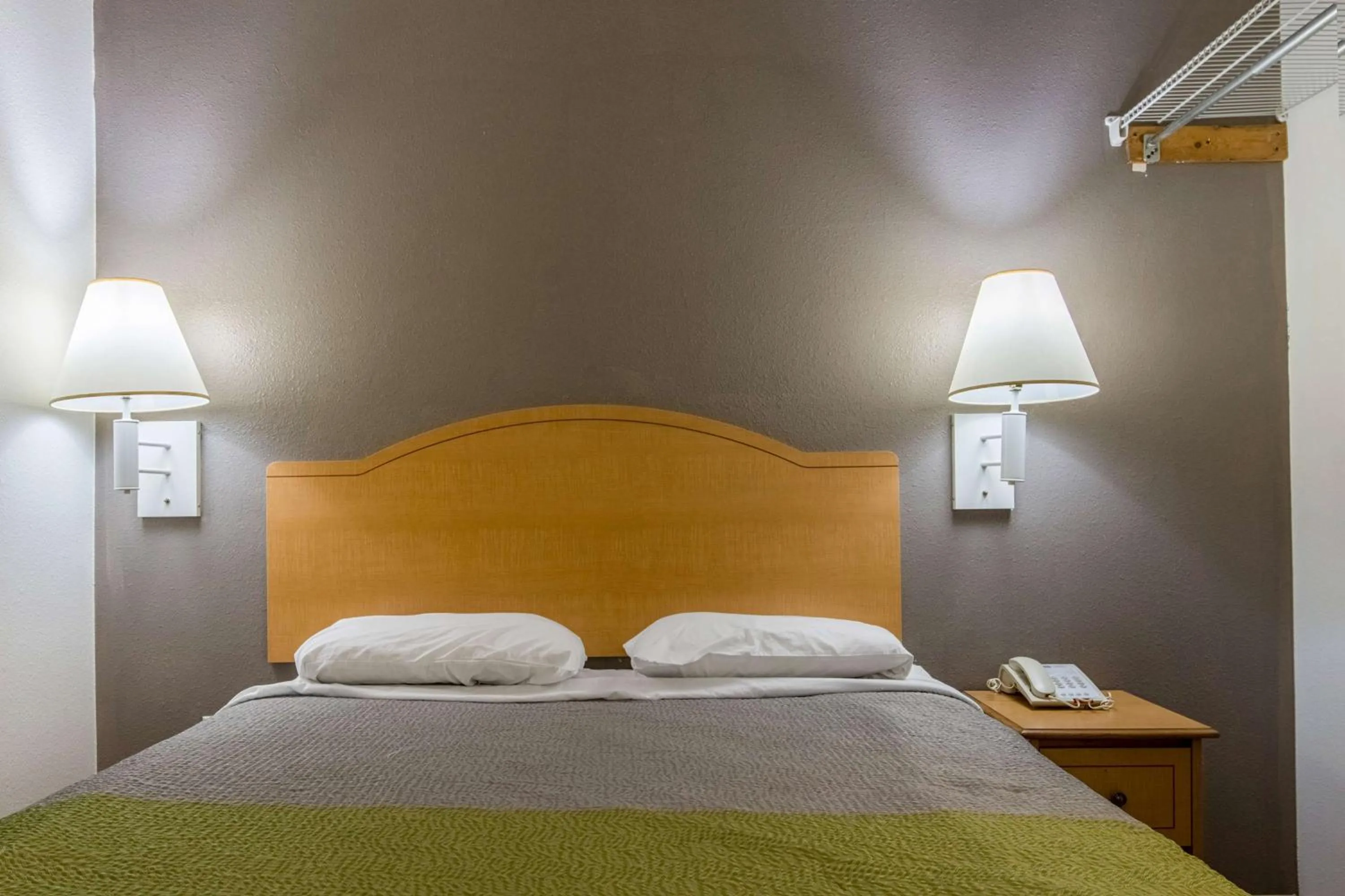 Photo of the whole room, Bed in Studio 6-Lafayette, LA - Broussard