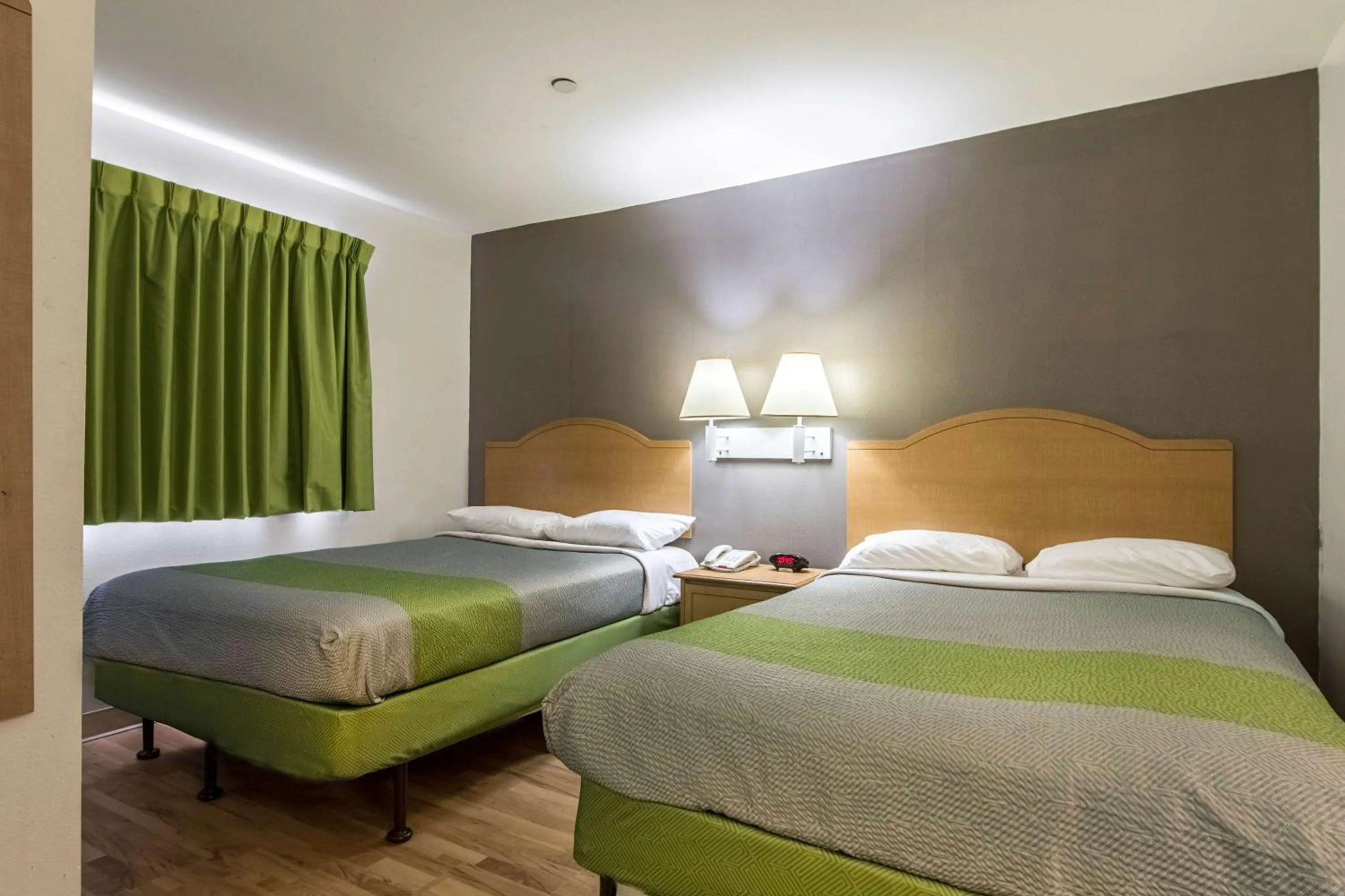 Photo of the whole room, Bed in Studio 6-Lafayette, LA - Broussard