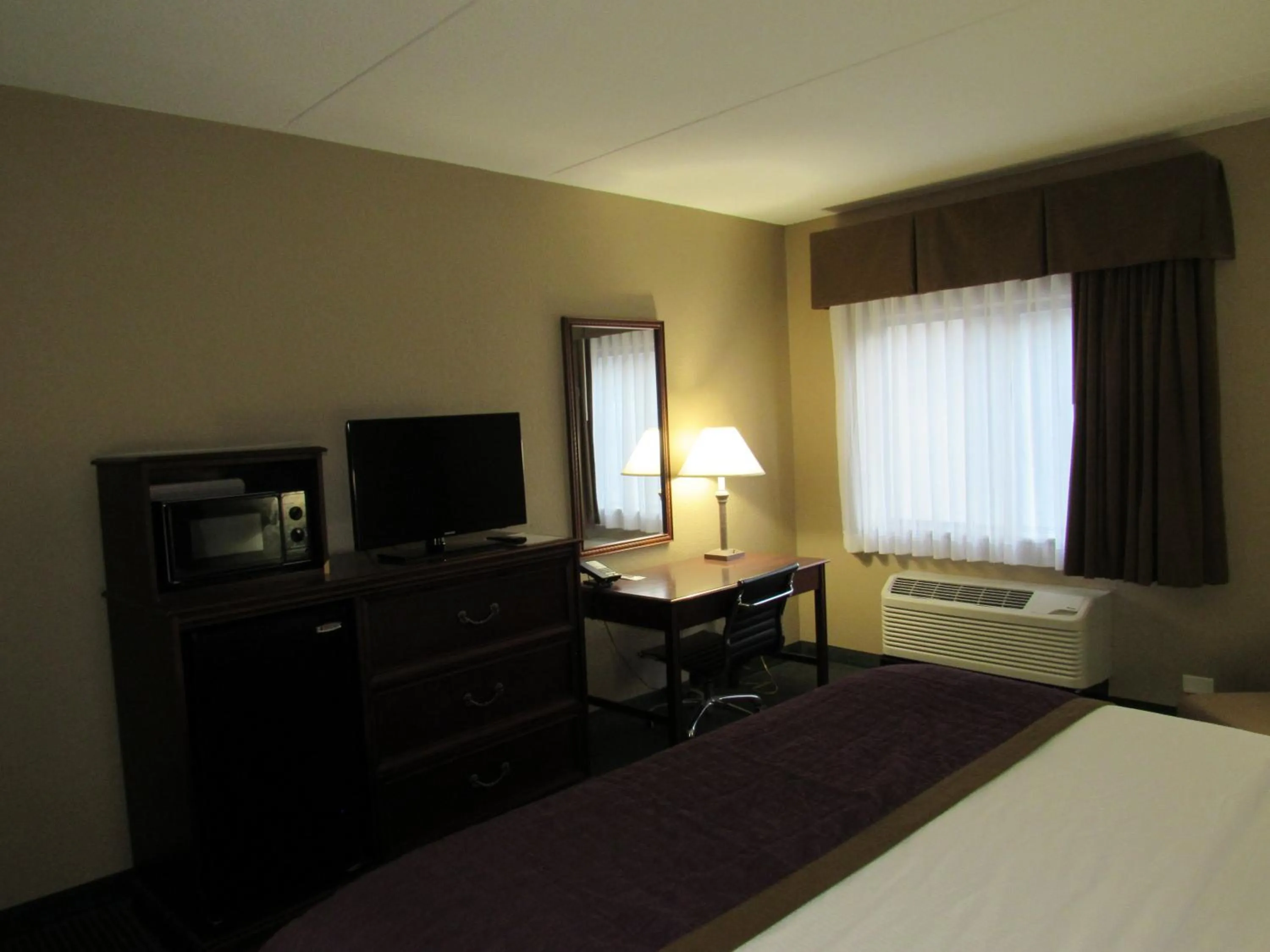 Bedroom, Bed in Bay Mountain Inn Cherokee Smoky Mountains