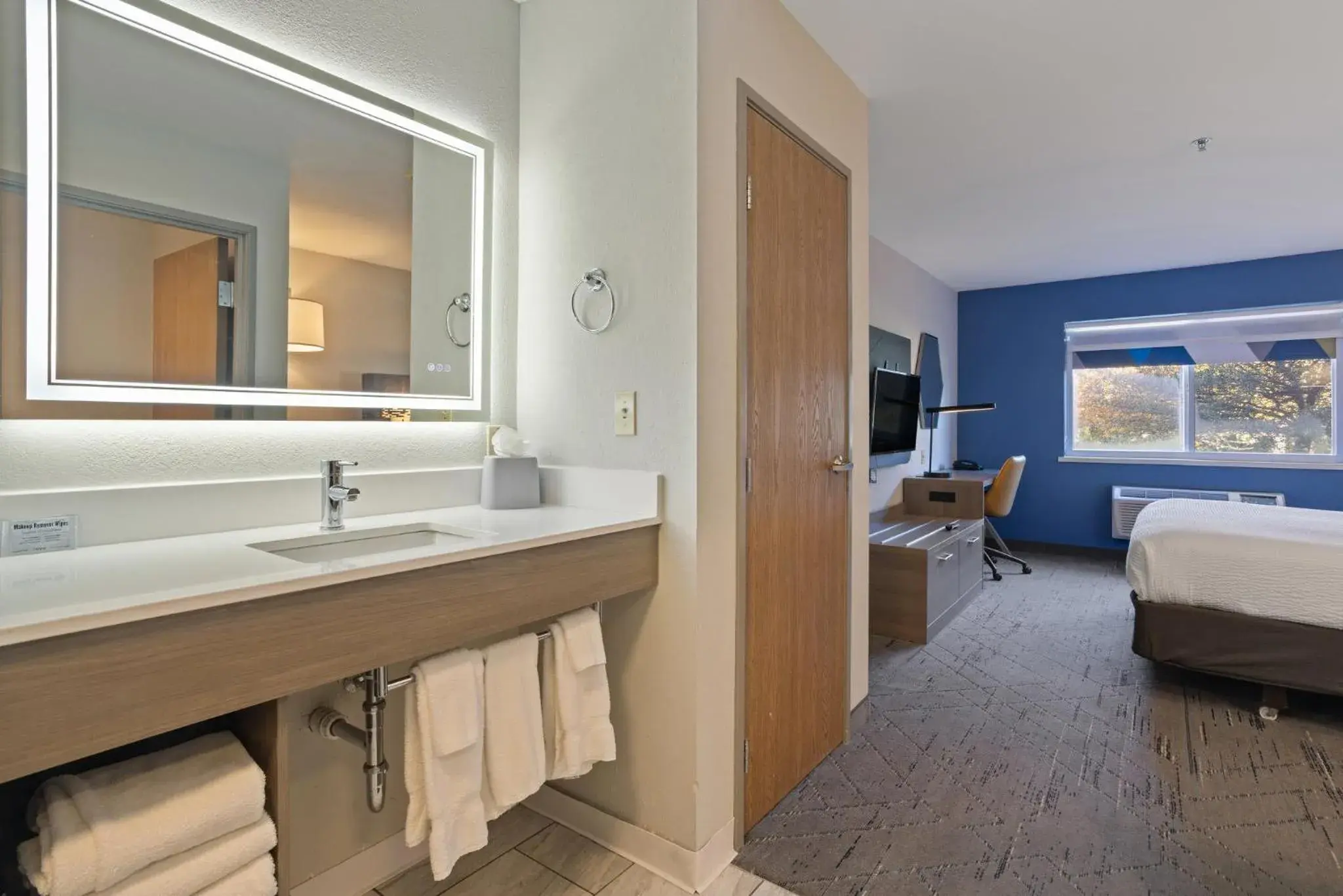 Standard King Room in Holiday Inn Express Hotel & Suites Torrington by IHG Standard King Room in Holiday Inn Express Hotel & Suites Torrington by IHG