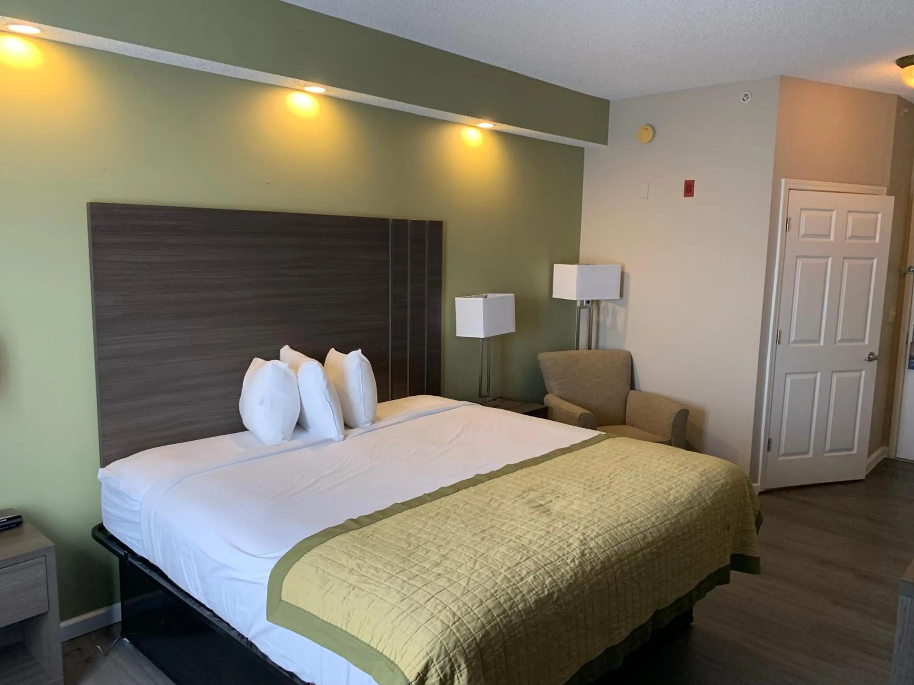 Living room, Bed in Ormond Beach Inn