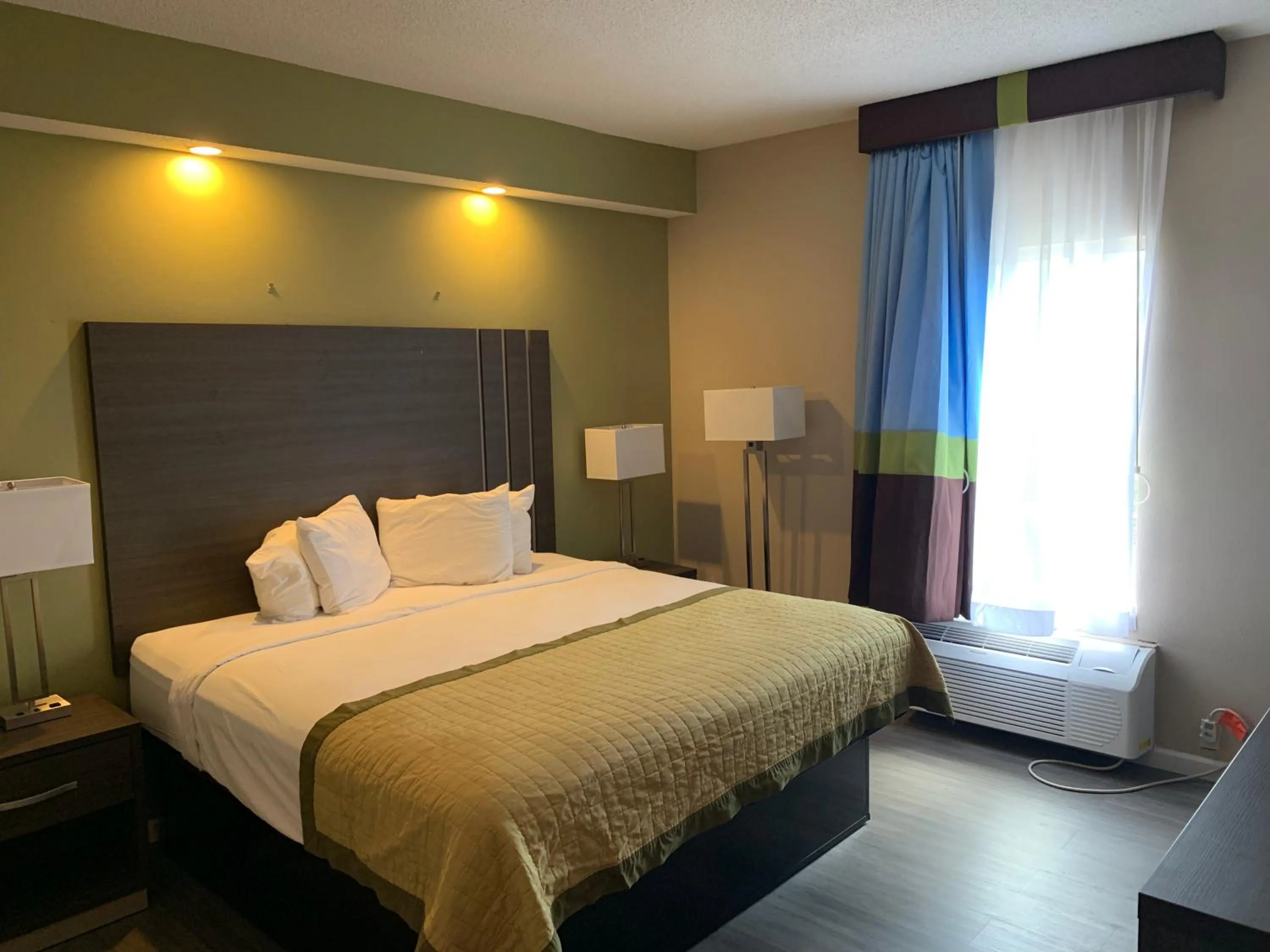 Bedroom, Bed in Ormond Beach Inn