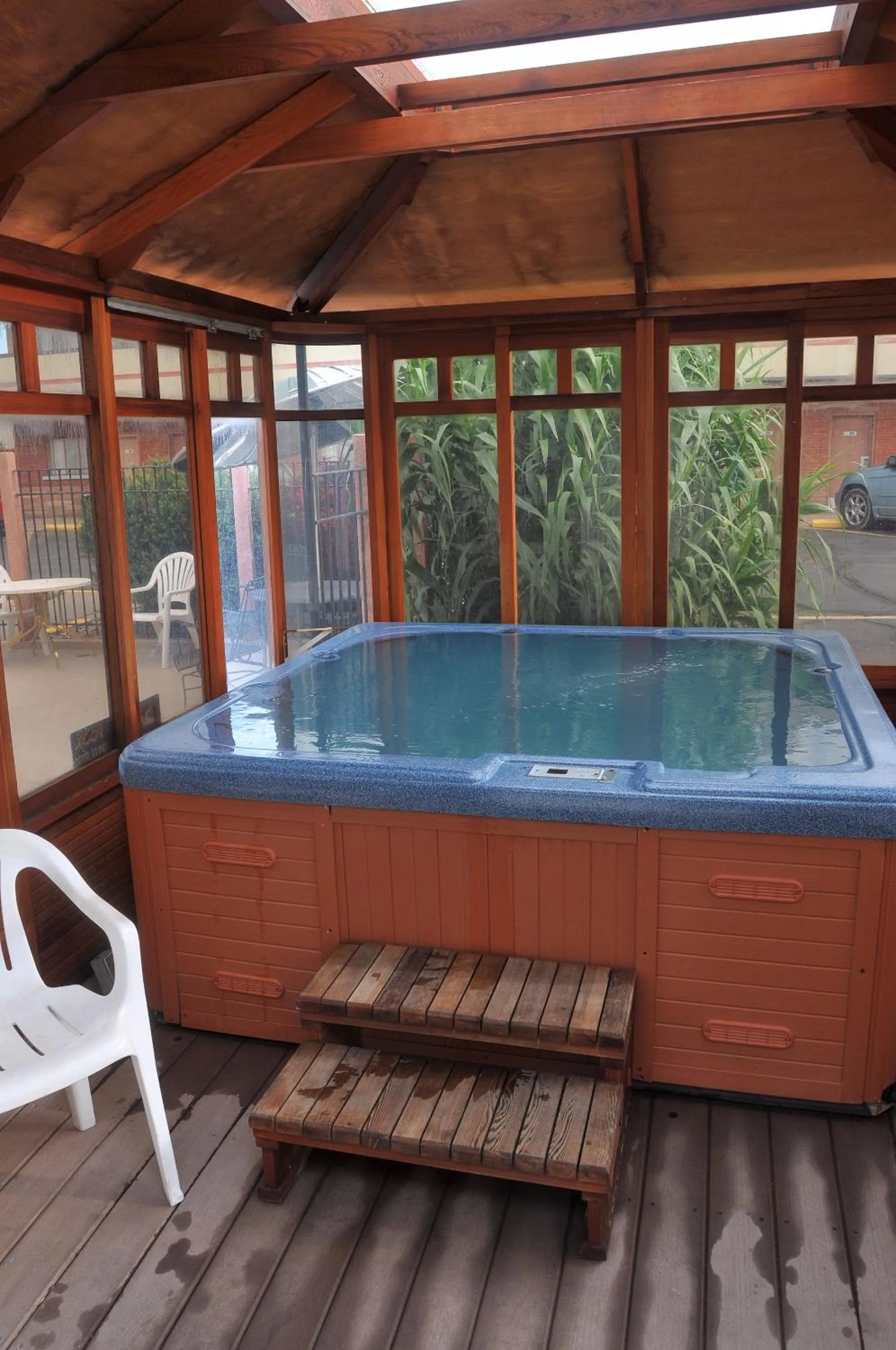 Hot Tub in Motel 6-Canon City, CO 719-458-1216