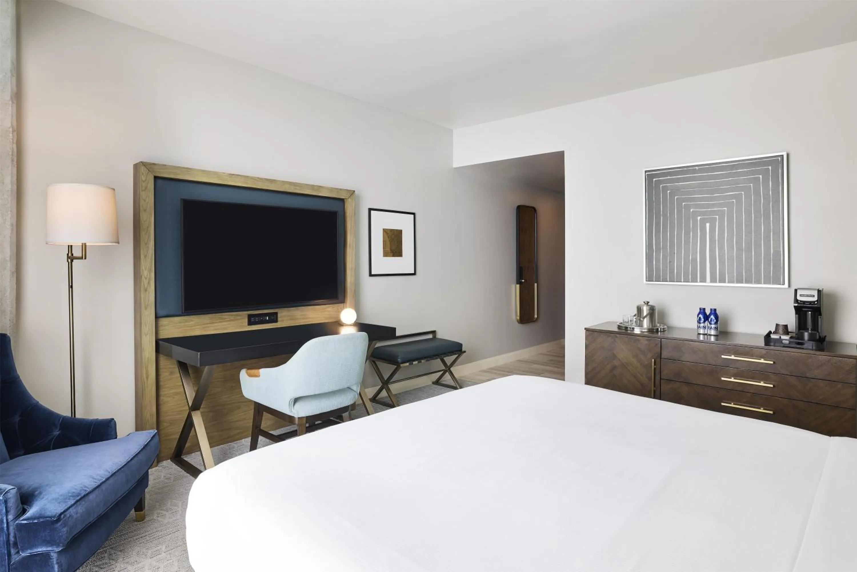 Bedroom, Bed in Carte Hotel San Diego Downtown, Curio Collection By Hilton