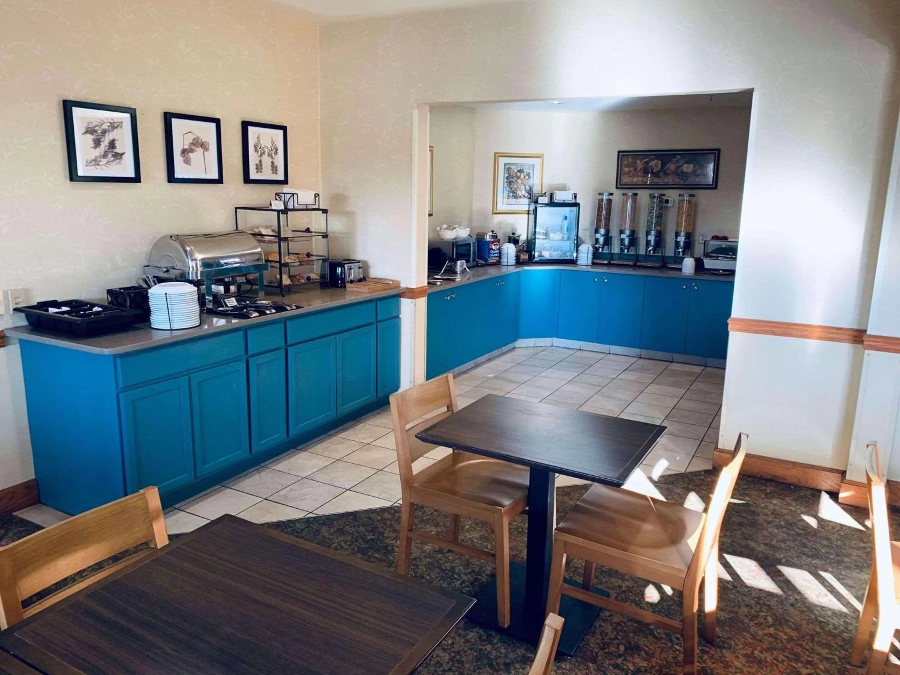 Breakfast in Country Inn & Suites by Radisson, York, PA