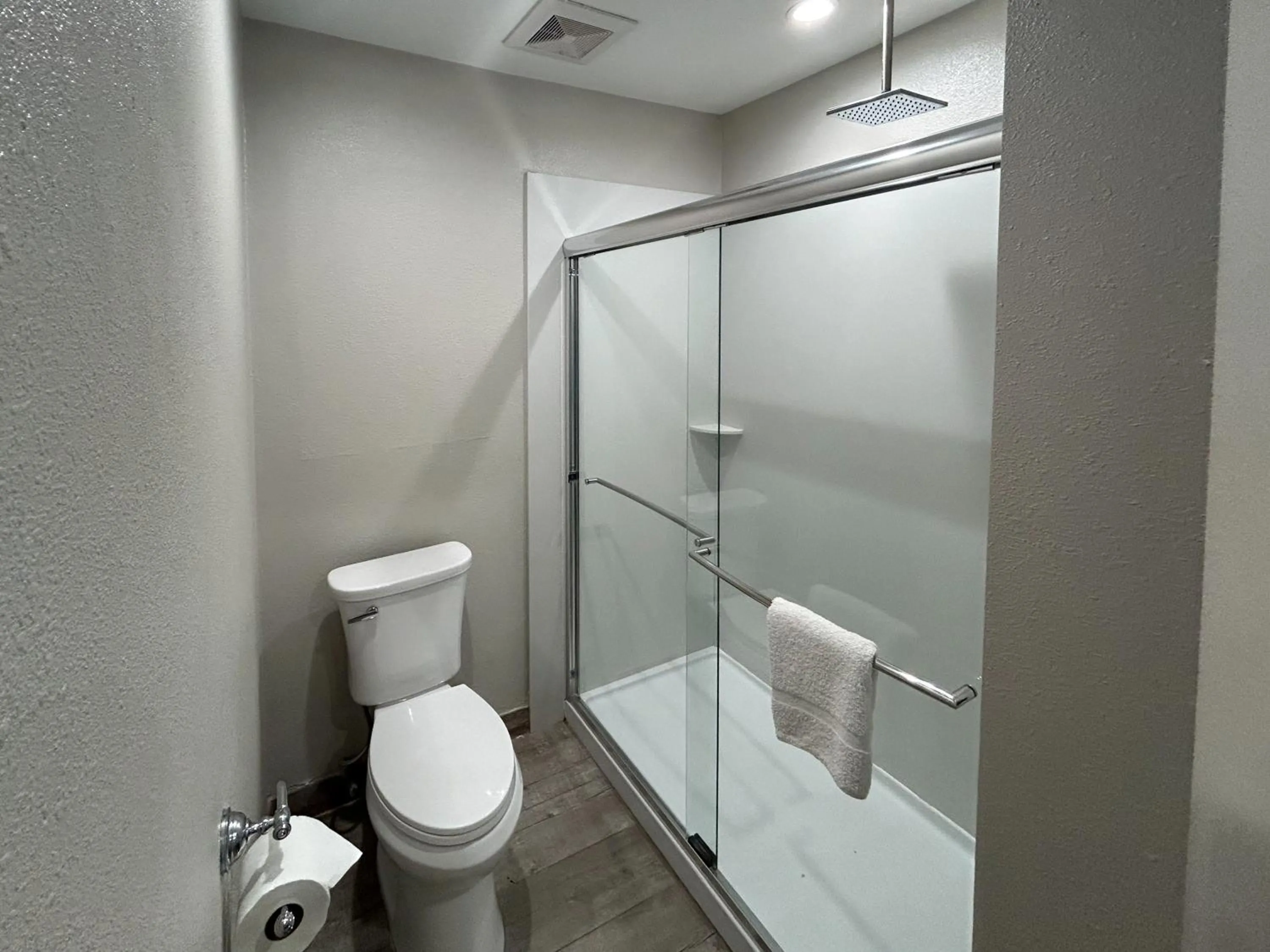 Bathroom in Motel 6 Pasadena, CA Old Town Pasadena Area