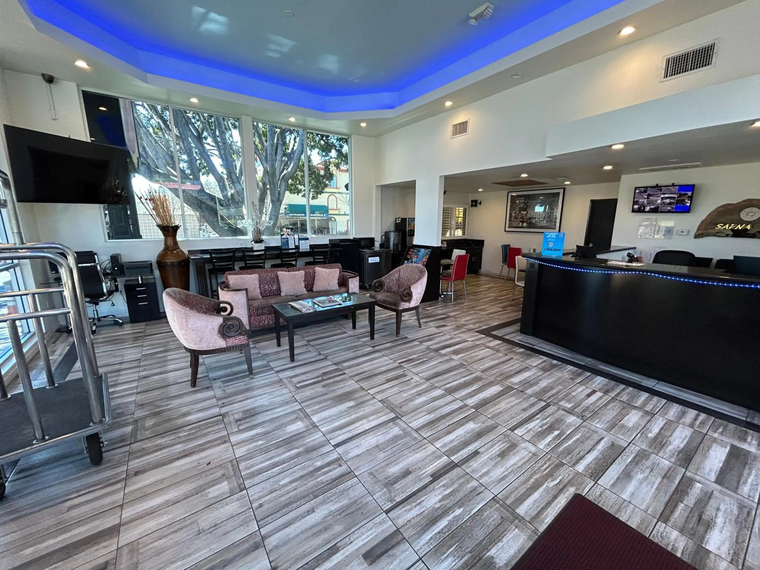 Seating area in Motel 6 Pasadena, CA Old Town Pasadena Area