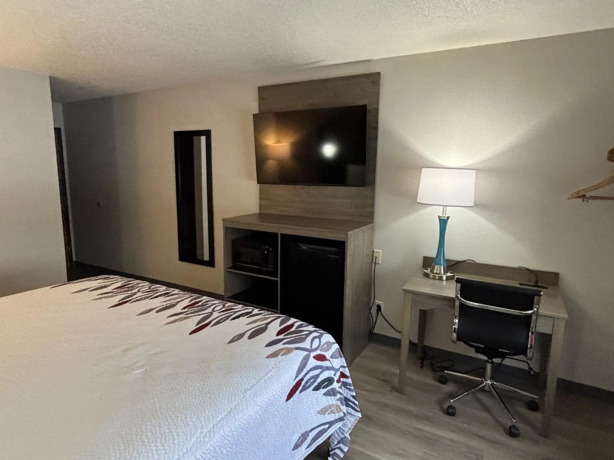 Photo of the whole room, Bed in Red Roof Inn & Suites Hammond, IN