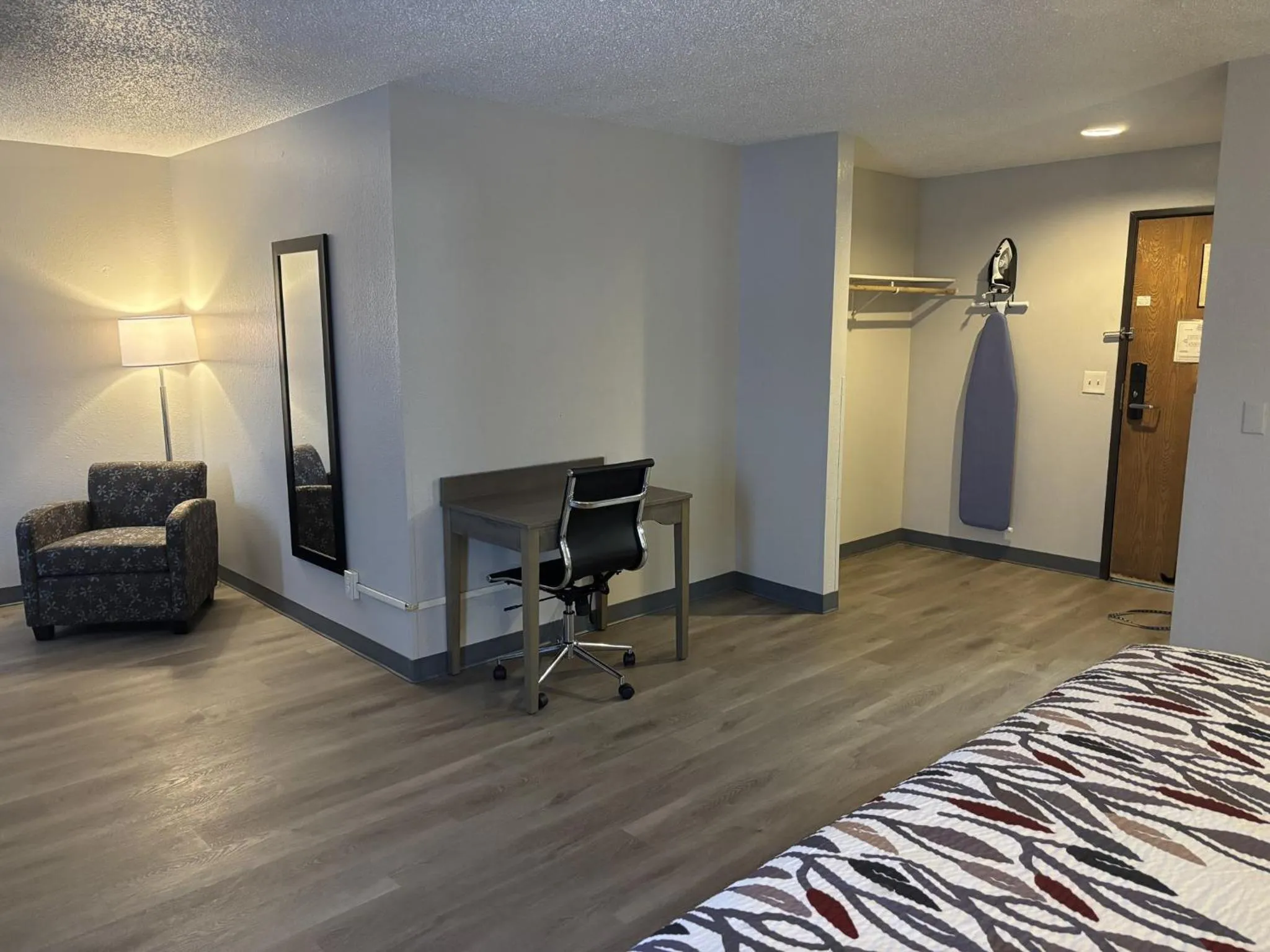 Photo of the whole room, Bed in Red Roof Inn & Suites Hammond, IN