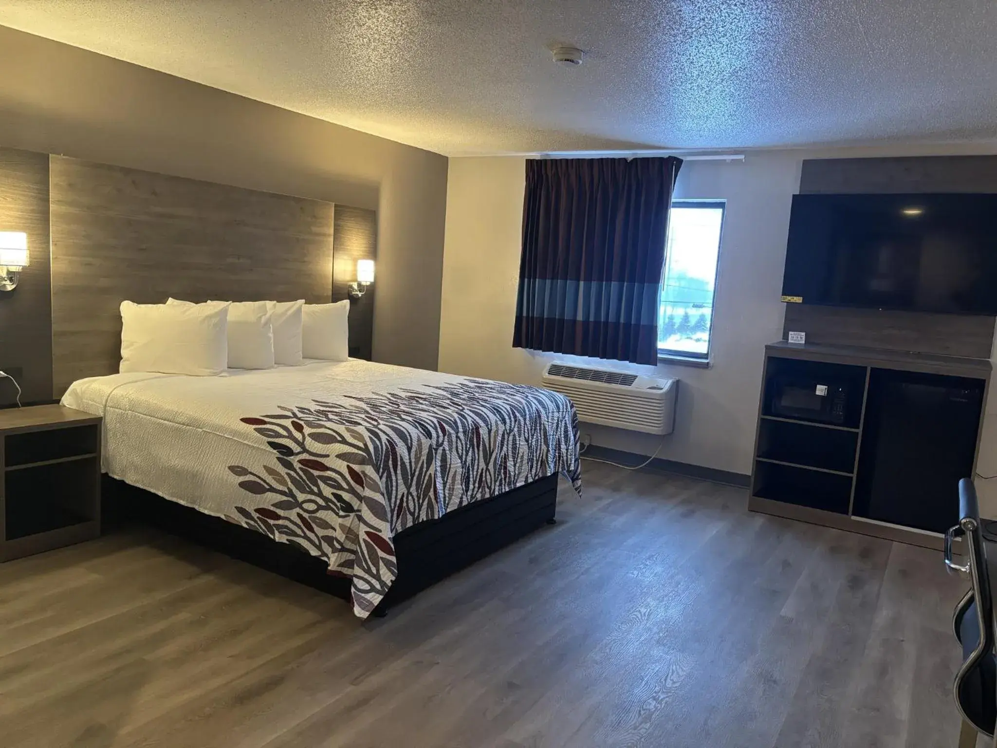 Suite King Room Non-Smoking in Red Roof Inn & Suites Hammond, IN Suite King Room Non-Smoking in Red Roof Inn & Suites Hammond, IN