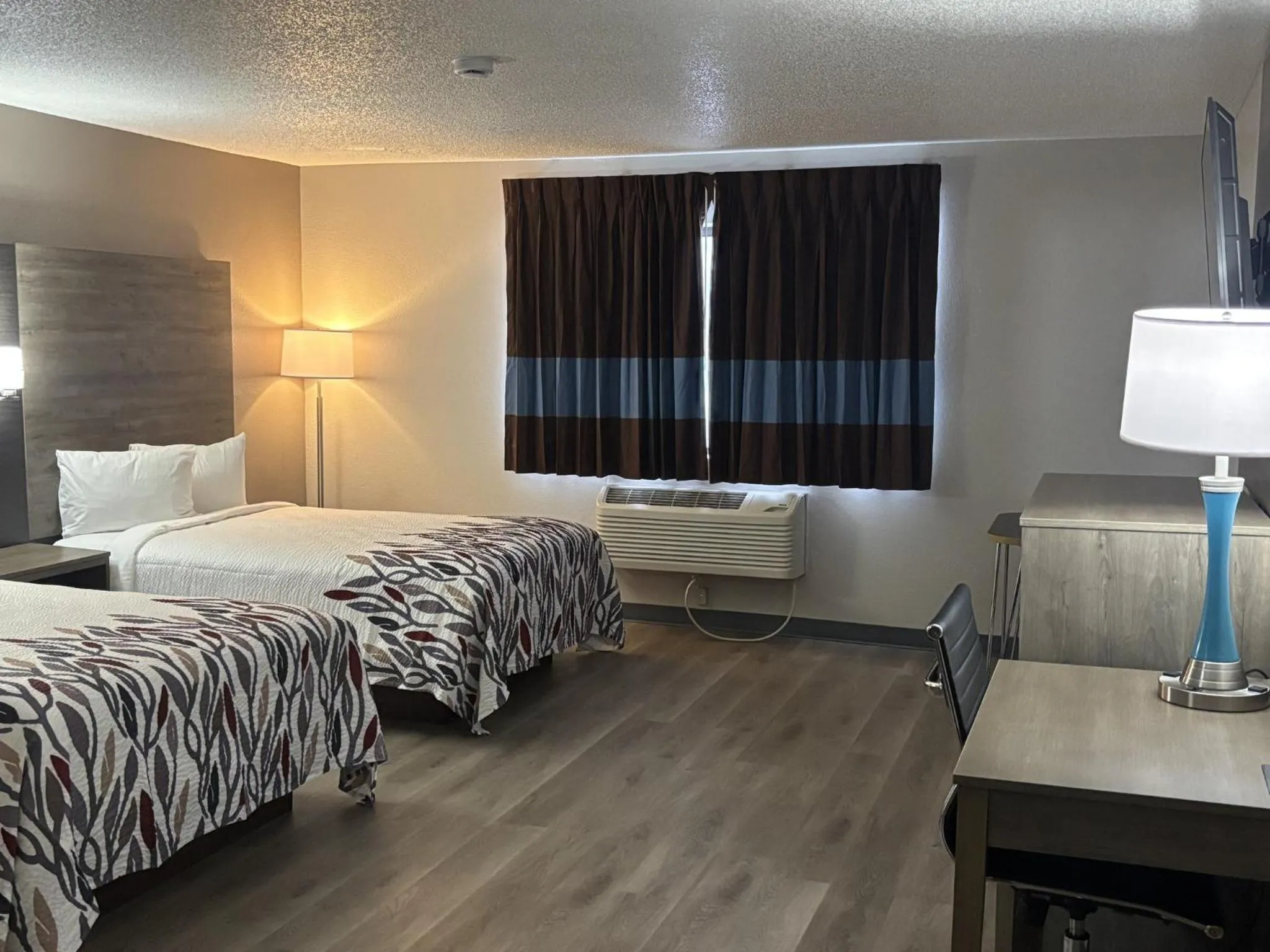 Photo of the whole room, Bed in Red Roof Inn & Suites Hammond, IN