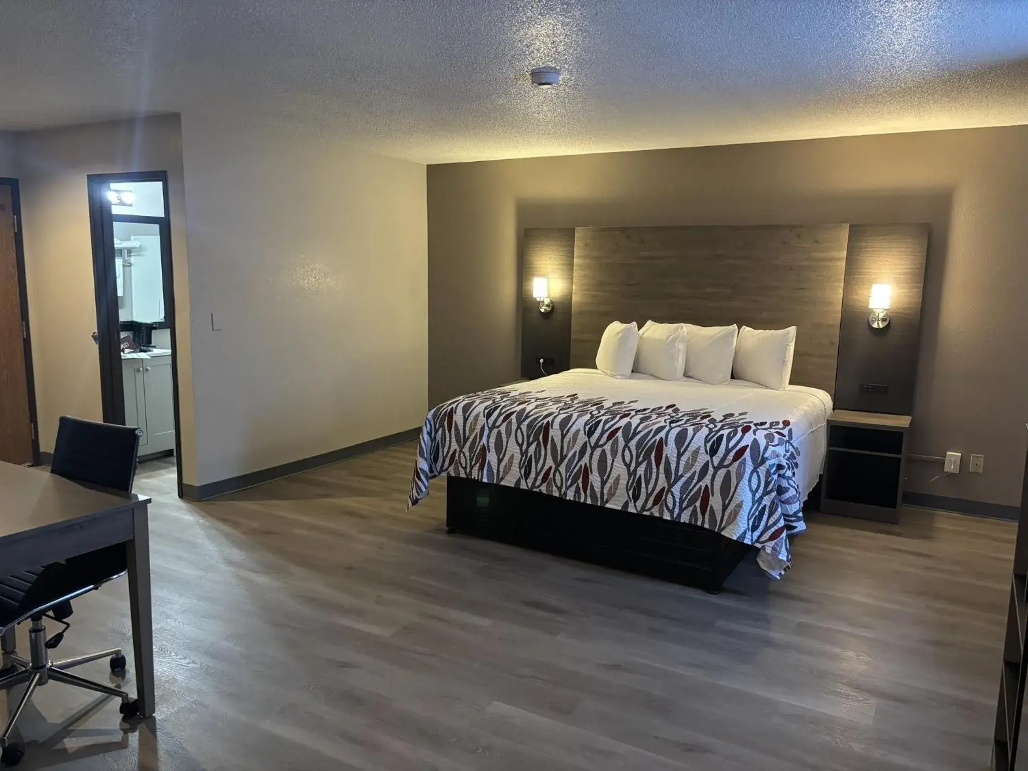 Suite King Room Non-Smoking in Red Roof Inn & Suites Hammond, IN Suite King Room Non-Smoking in Red Roof Inn & Suites Hammond, IN