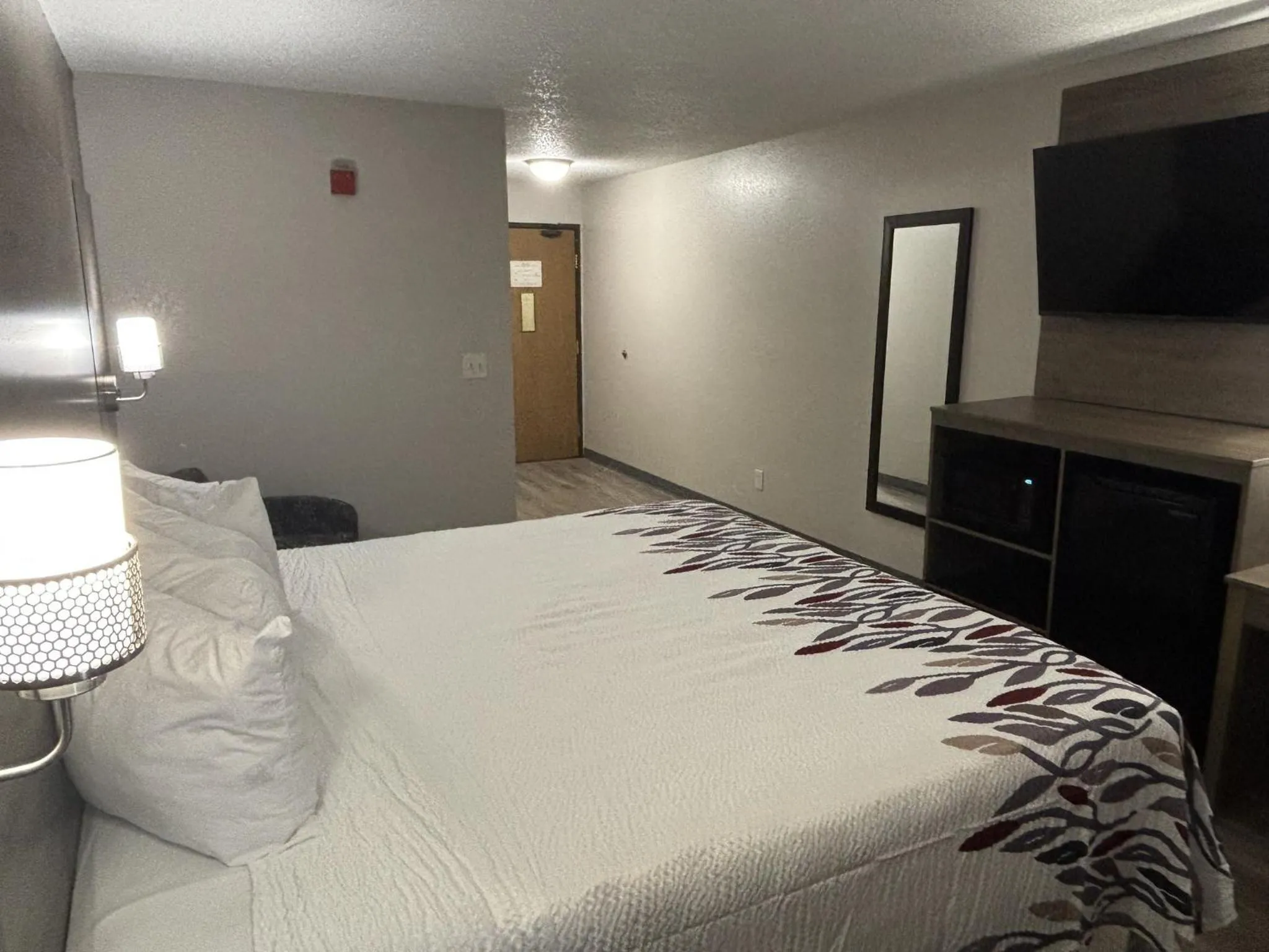 Photo of the whole room, Bed in Red Roof Inn & Suites Hammond, IN