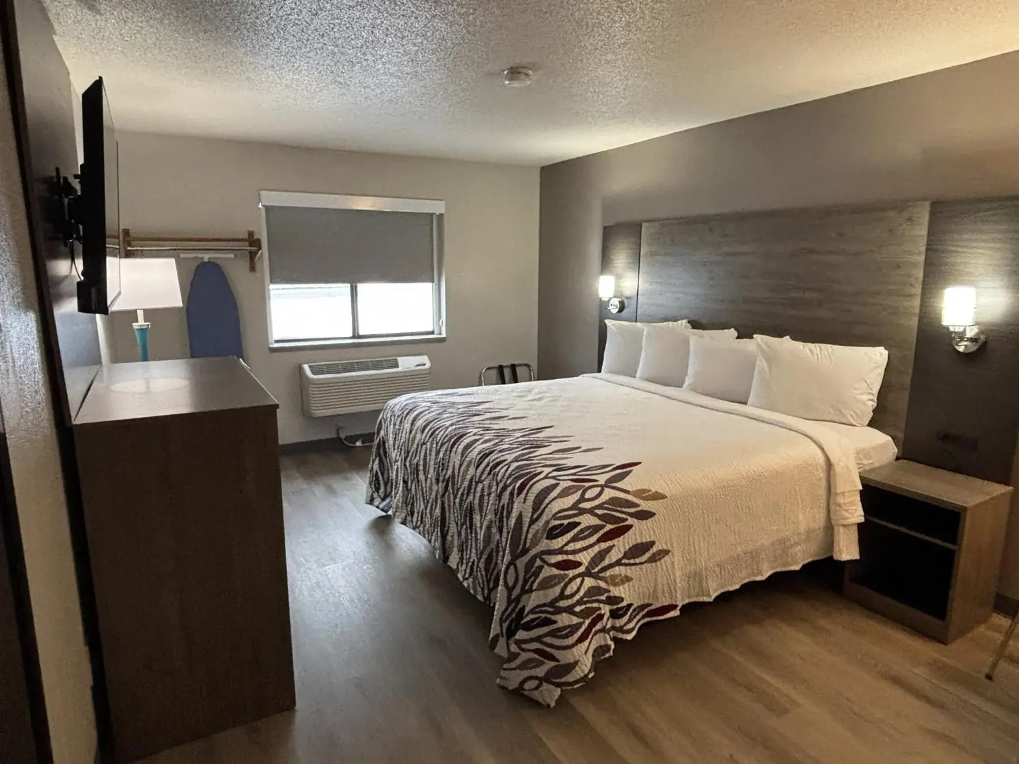 Superior King Room Non-Smoking in Red Roof Inn & Suites Hammond, IN Superior King Room Non-Smoking in Red Roof Inn & Suites Hammond, IN