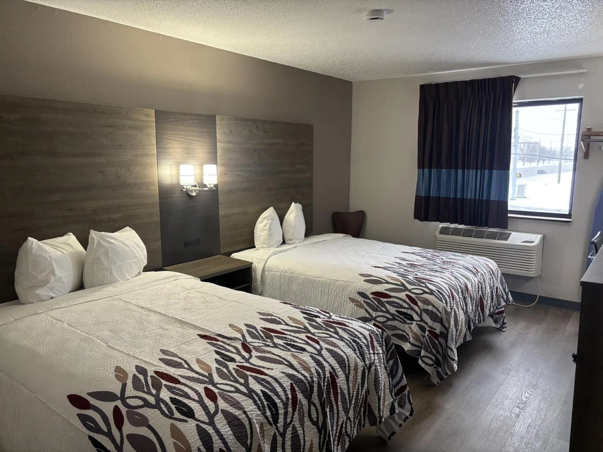 Photo of the whole room, Bed in Red Roof Inn & Suites Hammond, IN