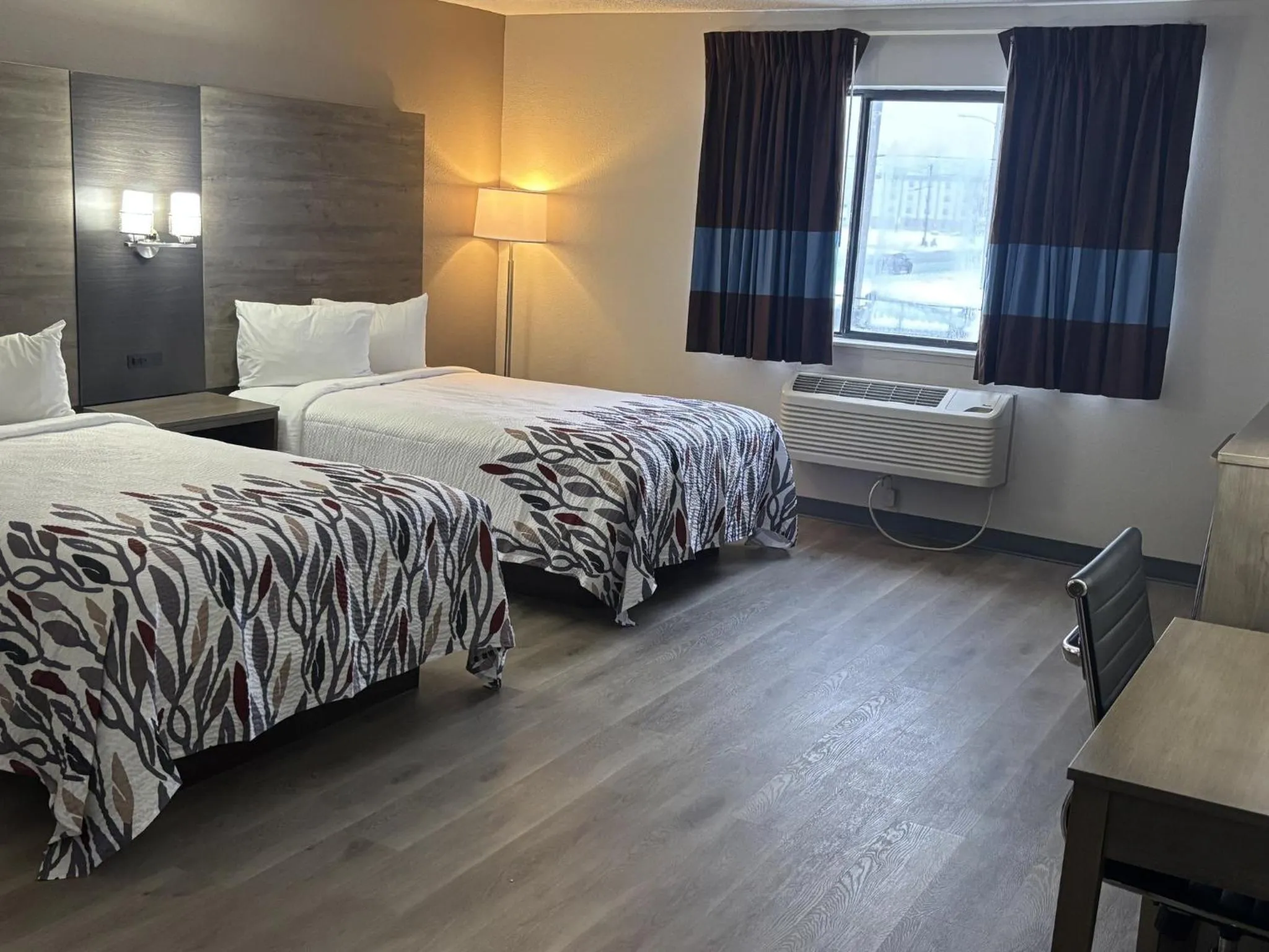 Photo of the whole room, Bed in Red Roof Inn & Suites Hammond, IN