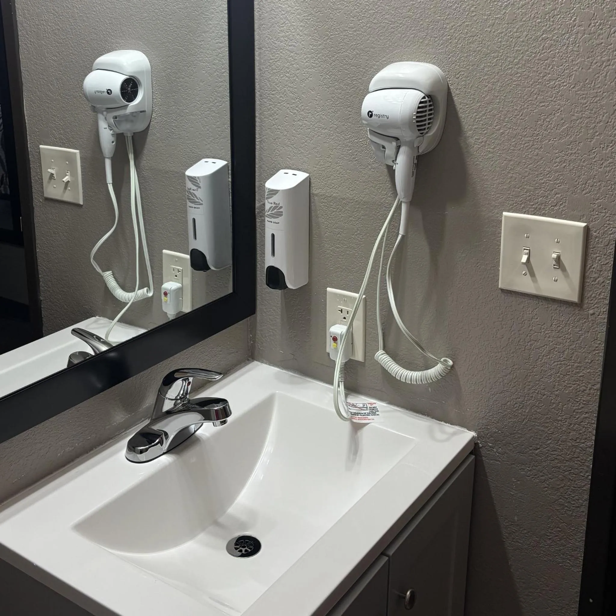 Bathroom in Red Roof Inn & Suites Hammond, IN