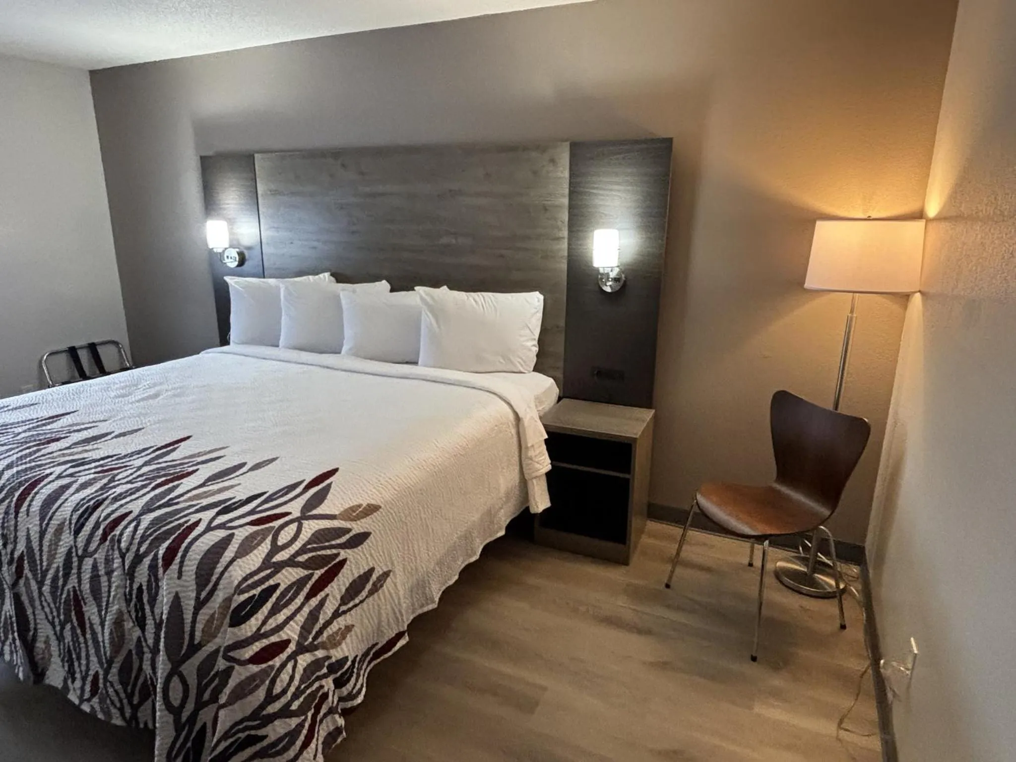 Photo of the whole room, Bed in Red Roof Inn & Suites Hammond, IN