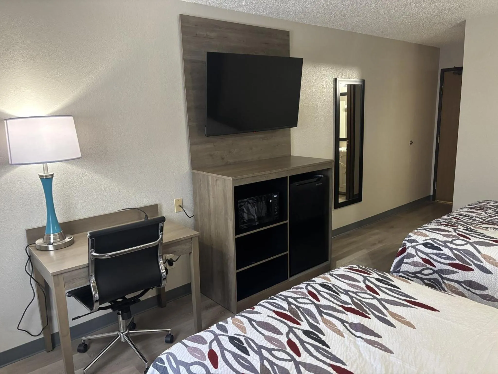 Photo of the whole room, Bed in Red Roof Inn & Suites Hammond, IN