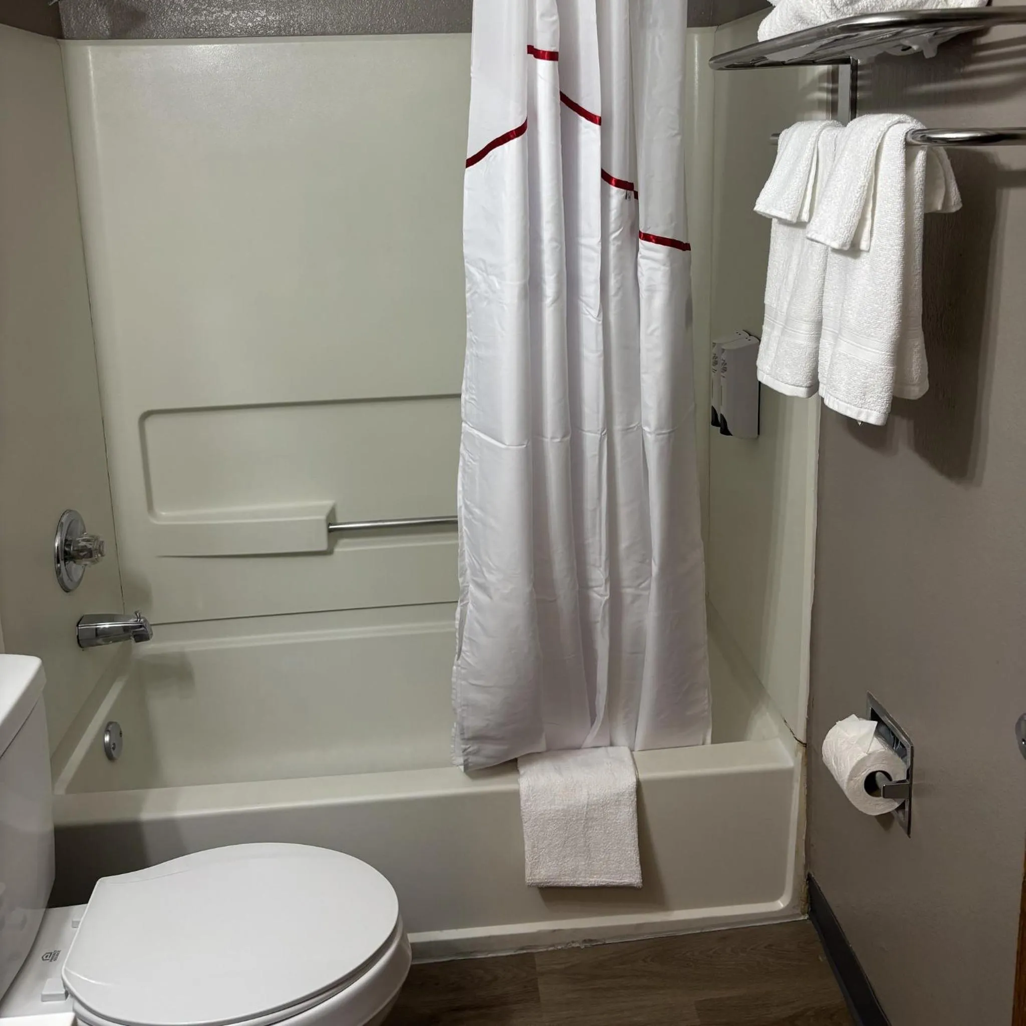 Bathroom in Red Roof Inn & Suites Hammond, IN