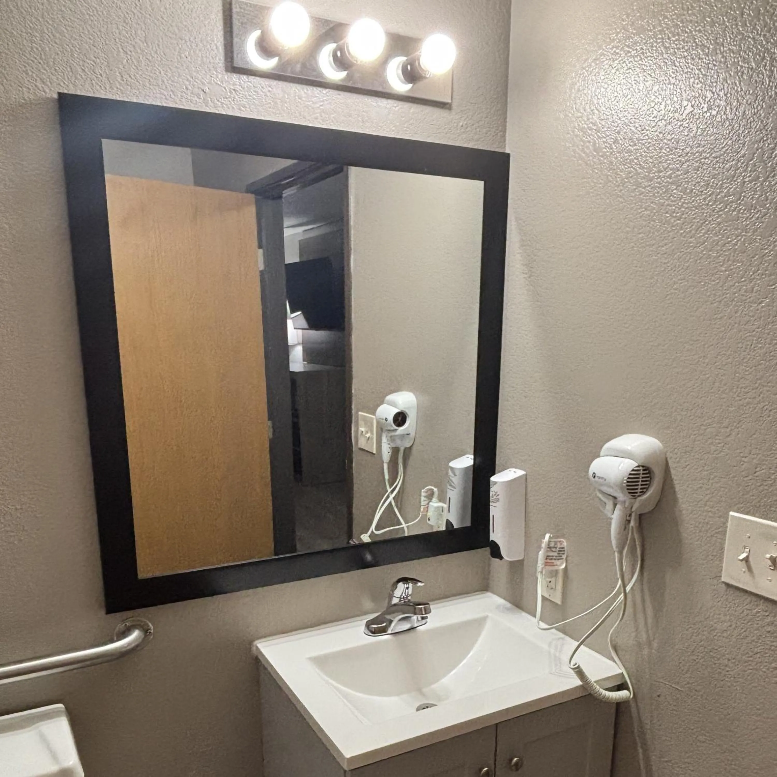 Bathroom in Red Roof Inn & Suites Hammond, IN