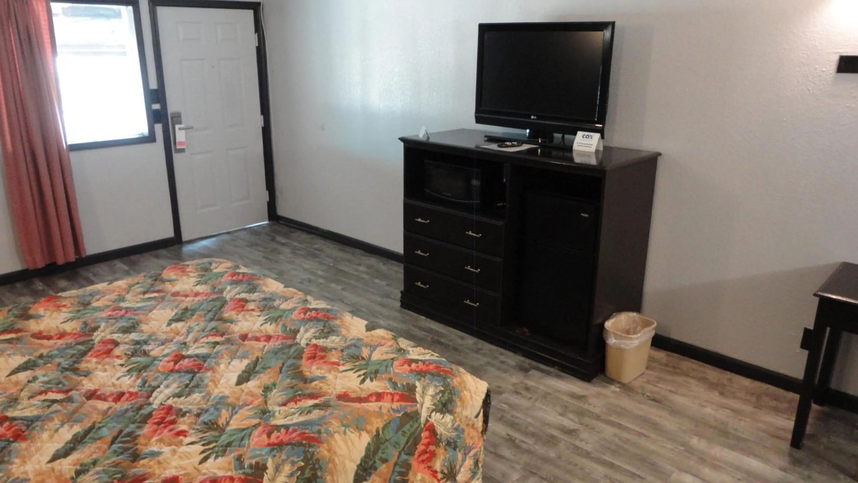 Bedroom, Bed in Western Inn - Pensacola