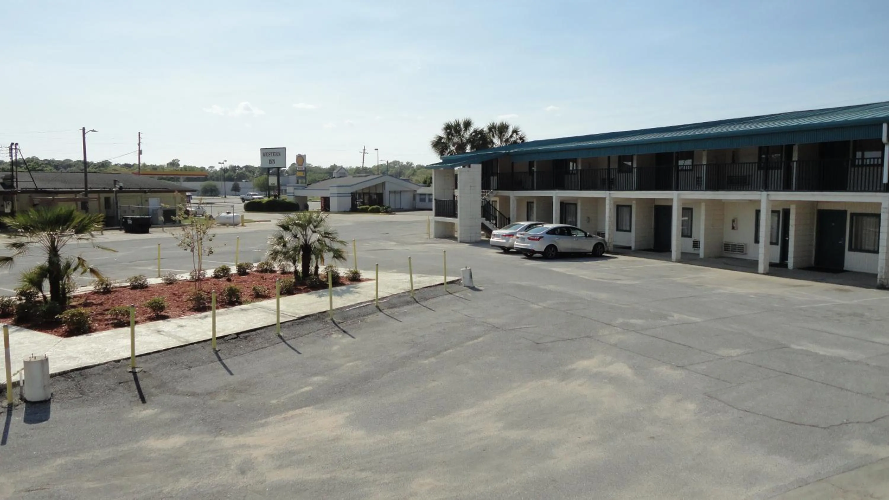 Property building in Western Inn - Pensacola