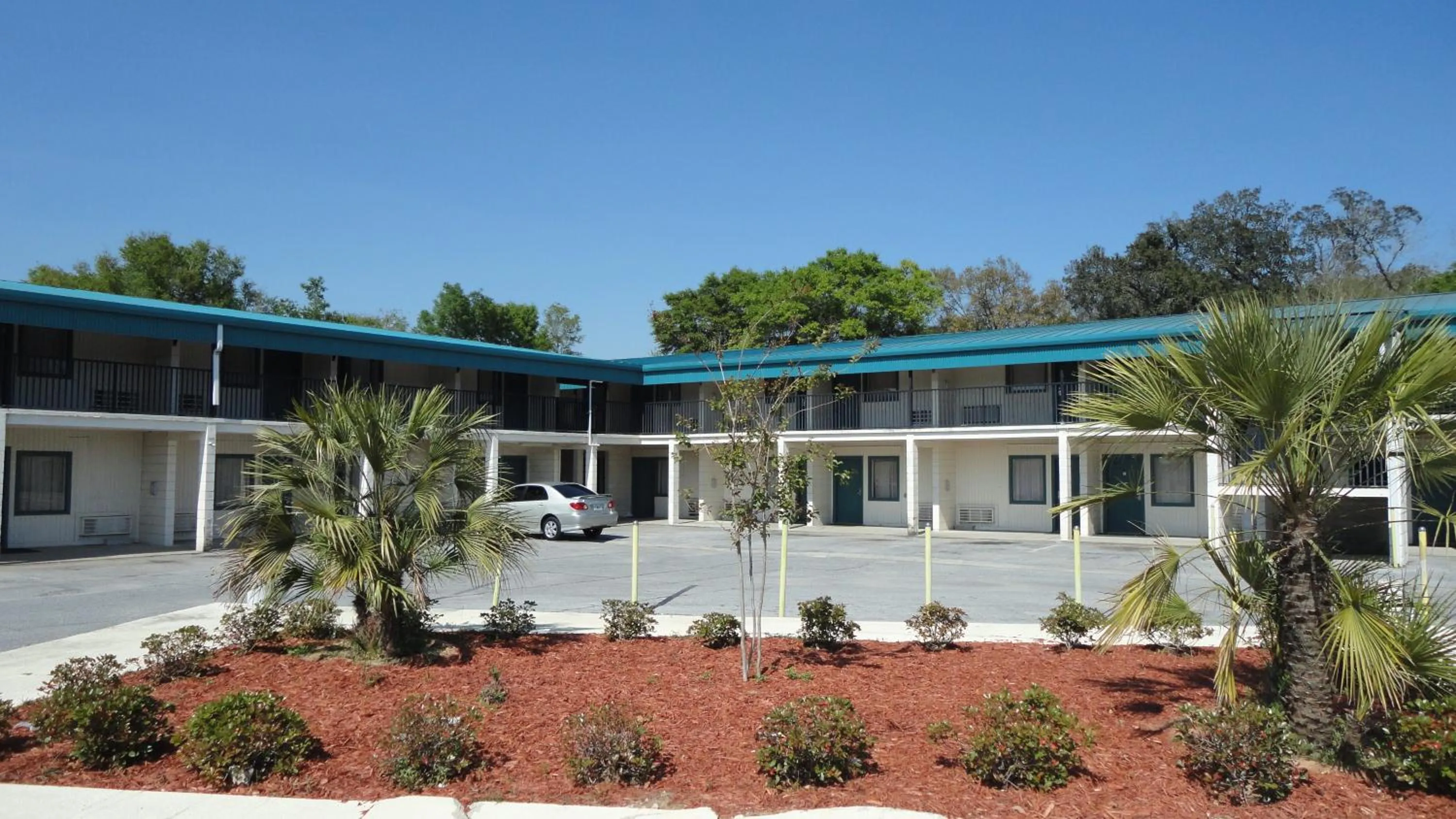 Property building in Western Inn - Pensacola