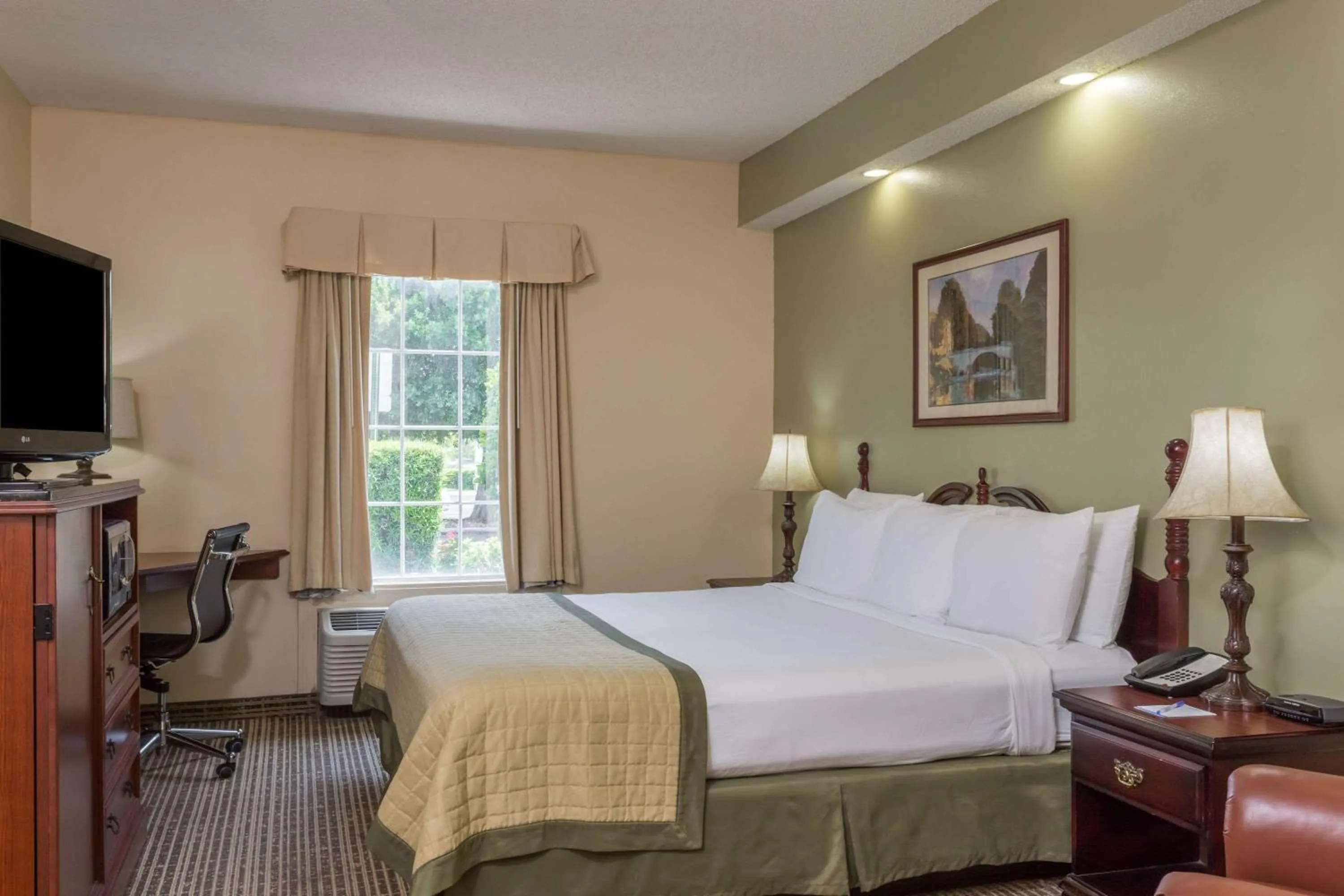 Photo of the whole room, Bed in Baymont by Wyndham Lakeland