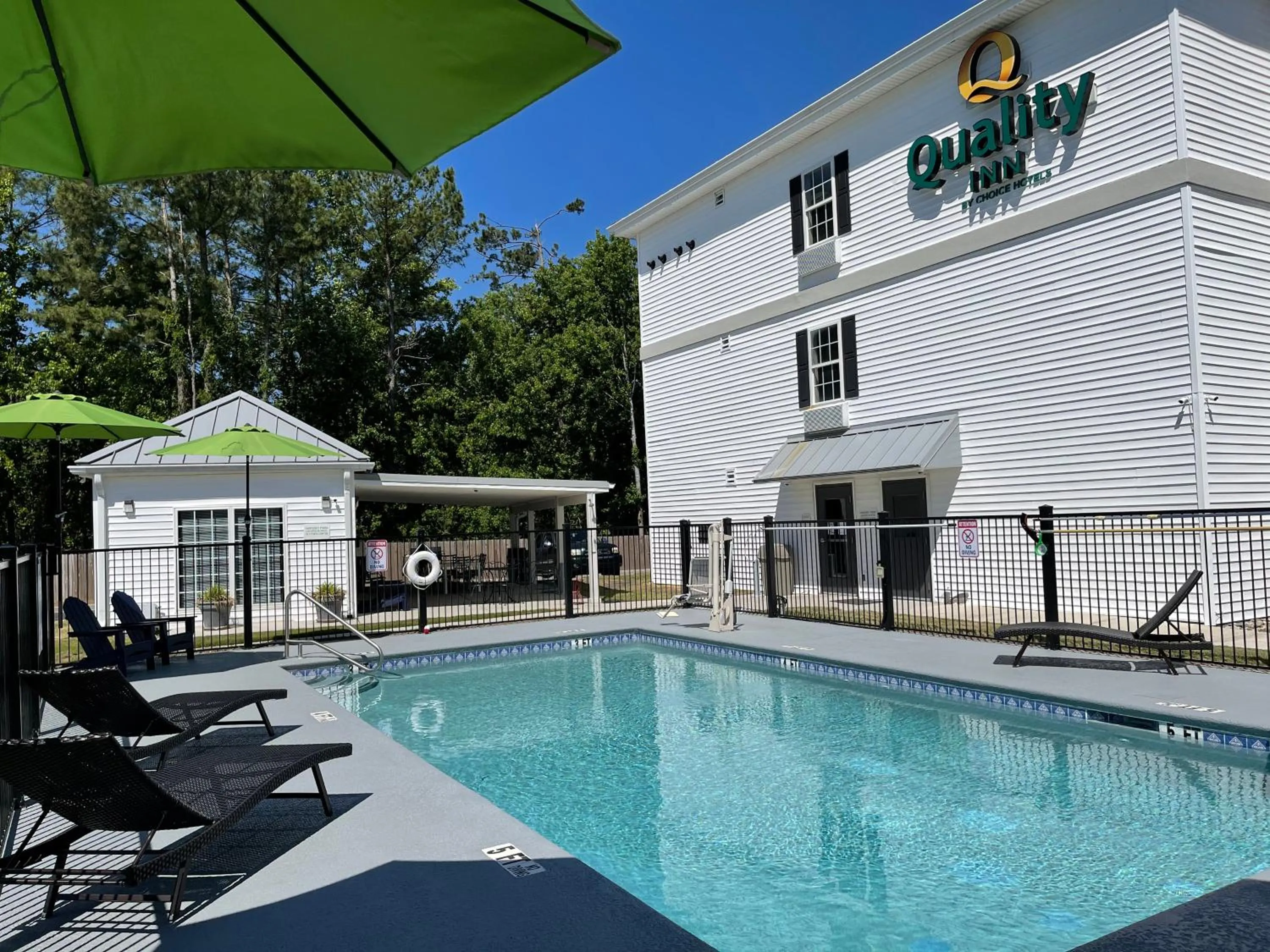 Swimming pool in Quality Inn Wilmington