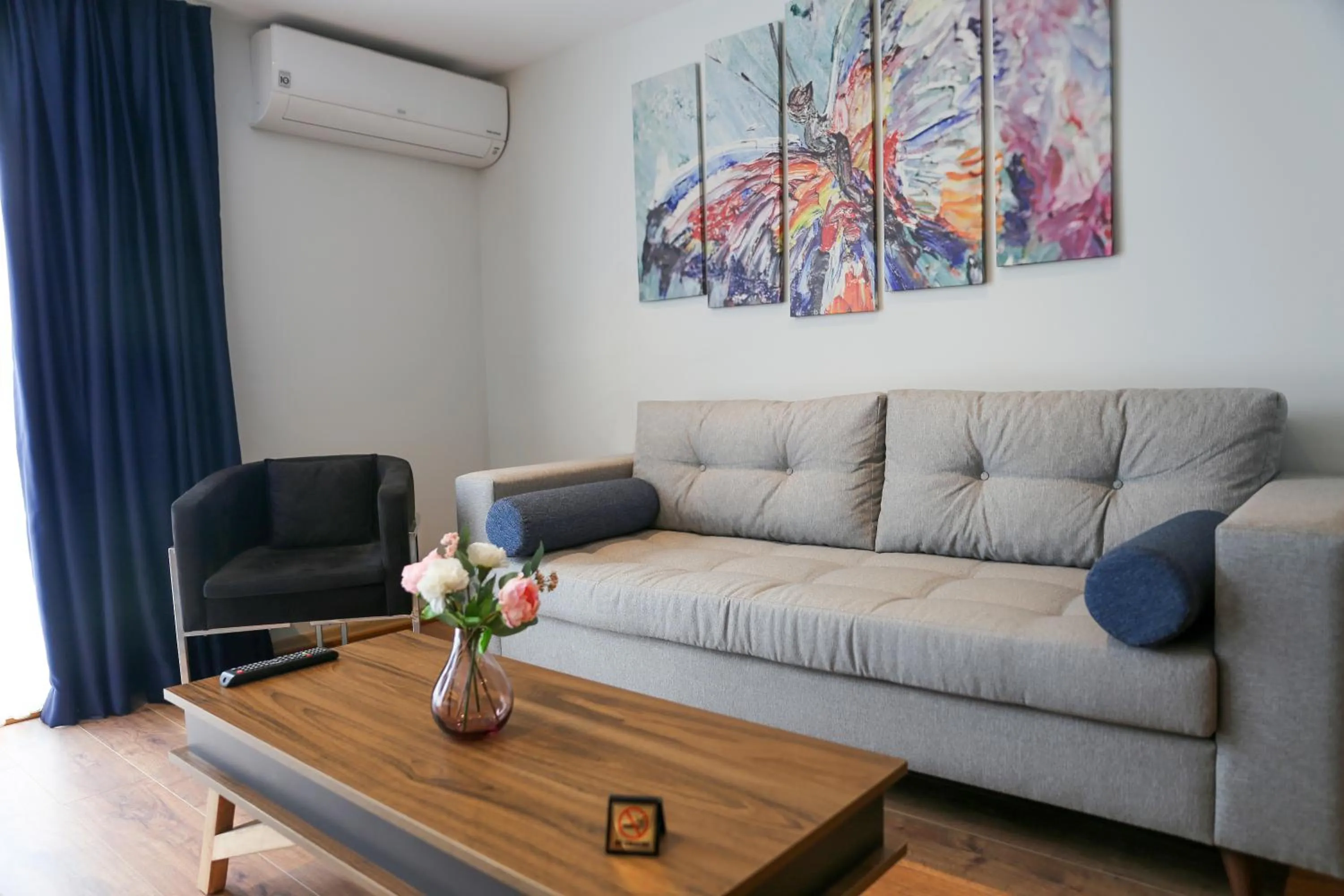 Seating area in The Roomy Hotel Şişli