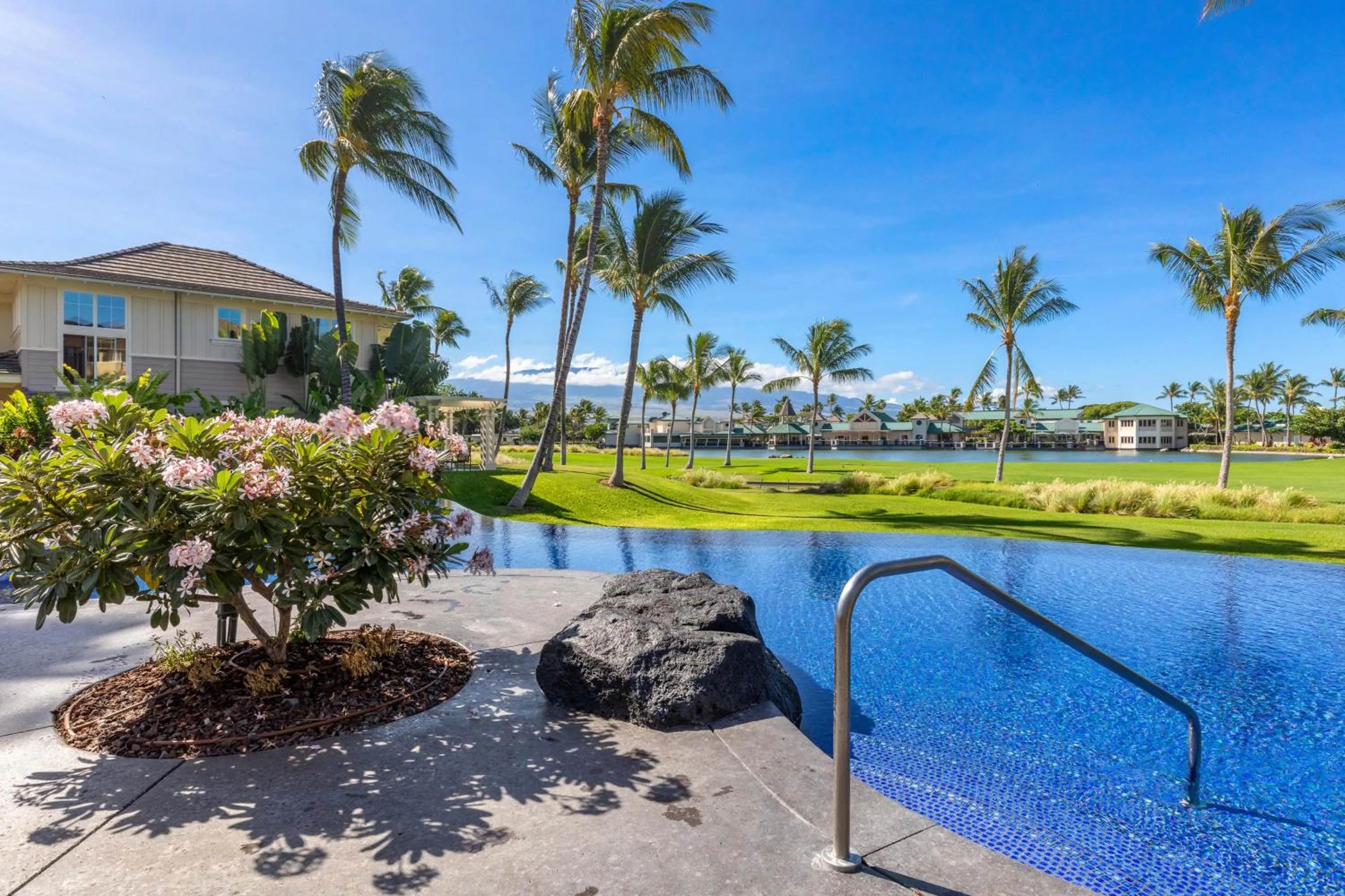 Swimming pool in Fairway Villas Waikoloa by OUTRIGGER
